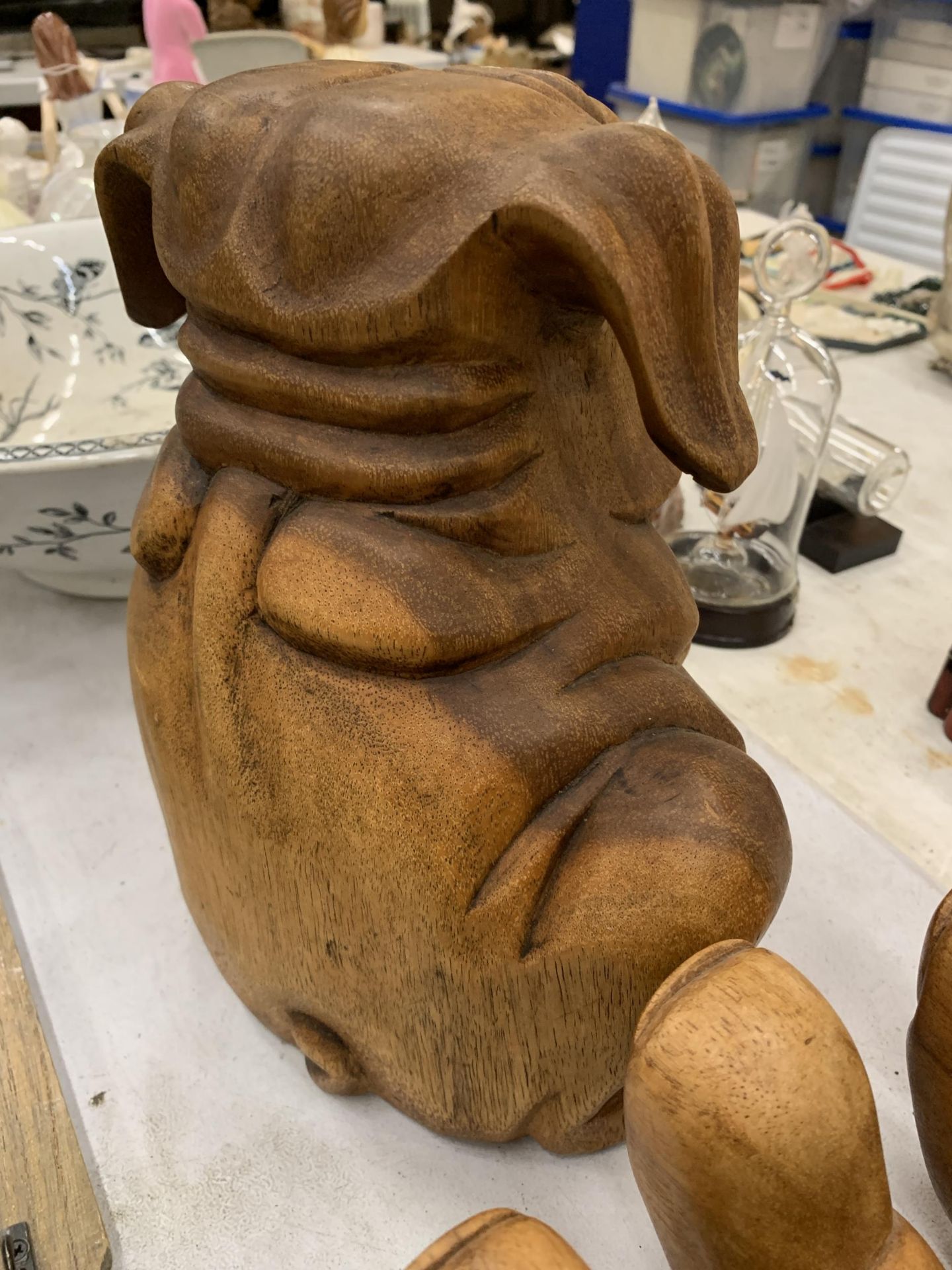 A LARGE CARVED WOODEN HAND, LENGTH 36CM, WIDTH 22CM AND BULLDOG HEIGHT 25CM - Image 3 of 5