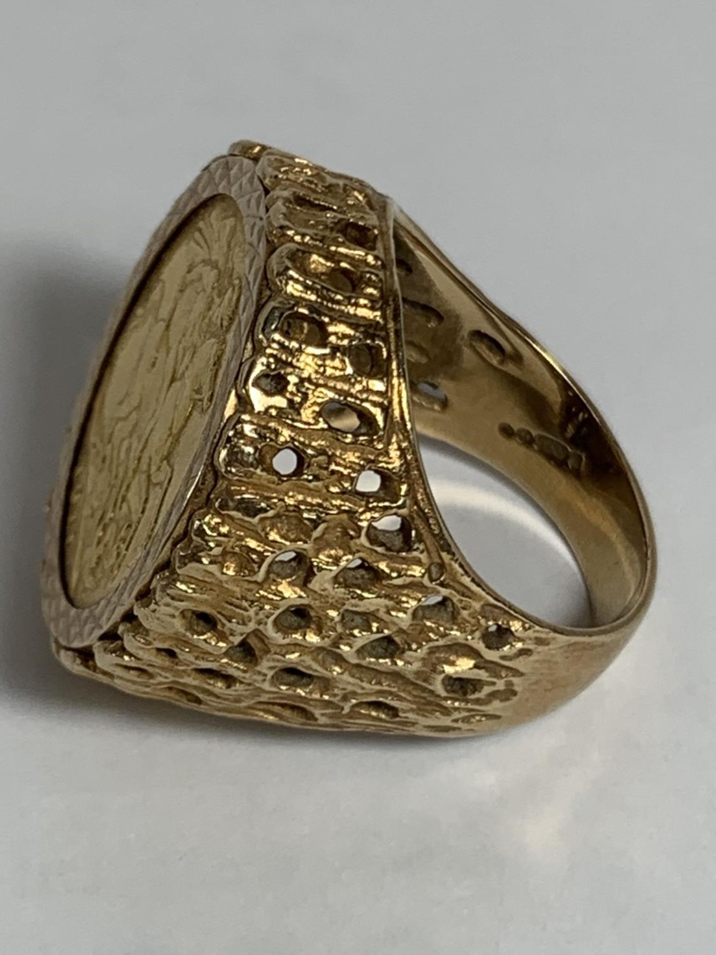 A 9 CARAT GOLD RING WITH A GEORGE V 1911 FULL SOVERIEGN GROSS WEIGHT 18.94 GRAMS - Bild 2 aus 3