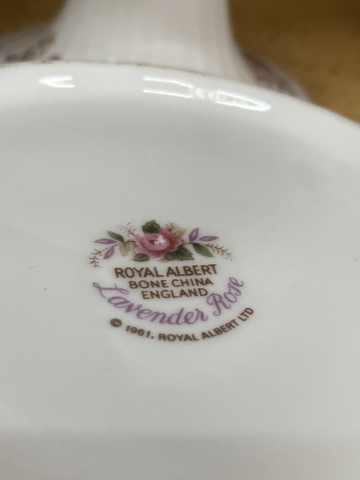 A COLLECTION OF ROYAL ALBERT LAVENDAR ROSE PATTERN CERAMICS AND TABLEWARE - Image 6 of 6