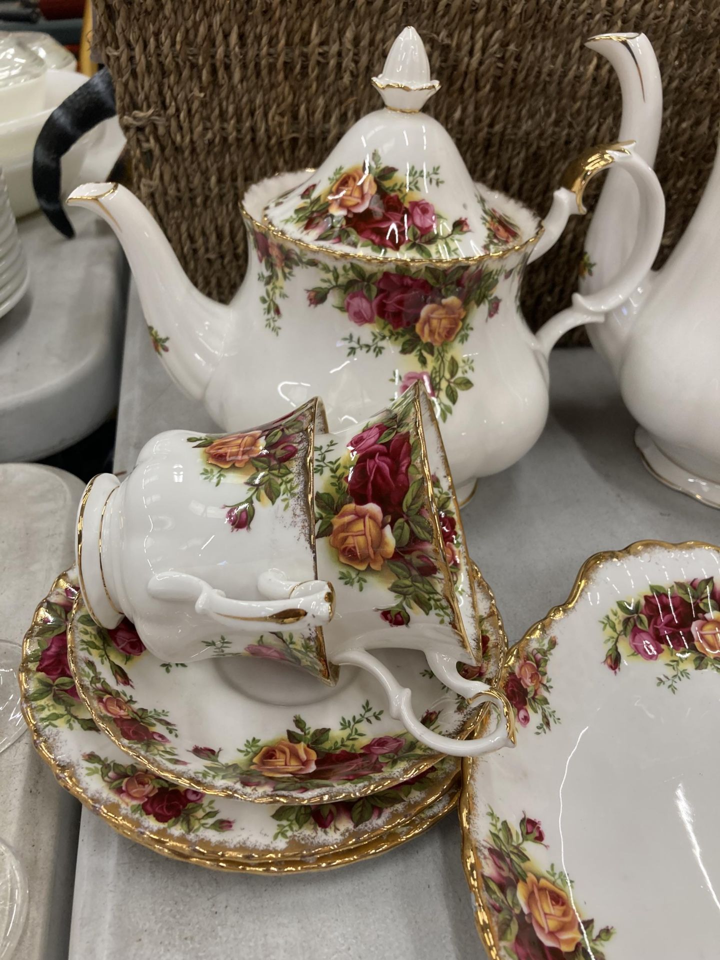 A LARGE QUANTITY OF ROYAL ALBERT 'OLD COUNTRY ROSES' TO INCLUDE A TEA AND COFFEE POT, CAKE PLATES, - Image 3 of 6