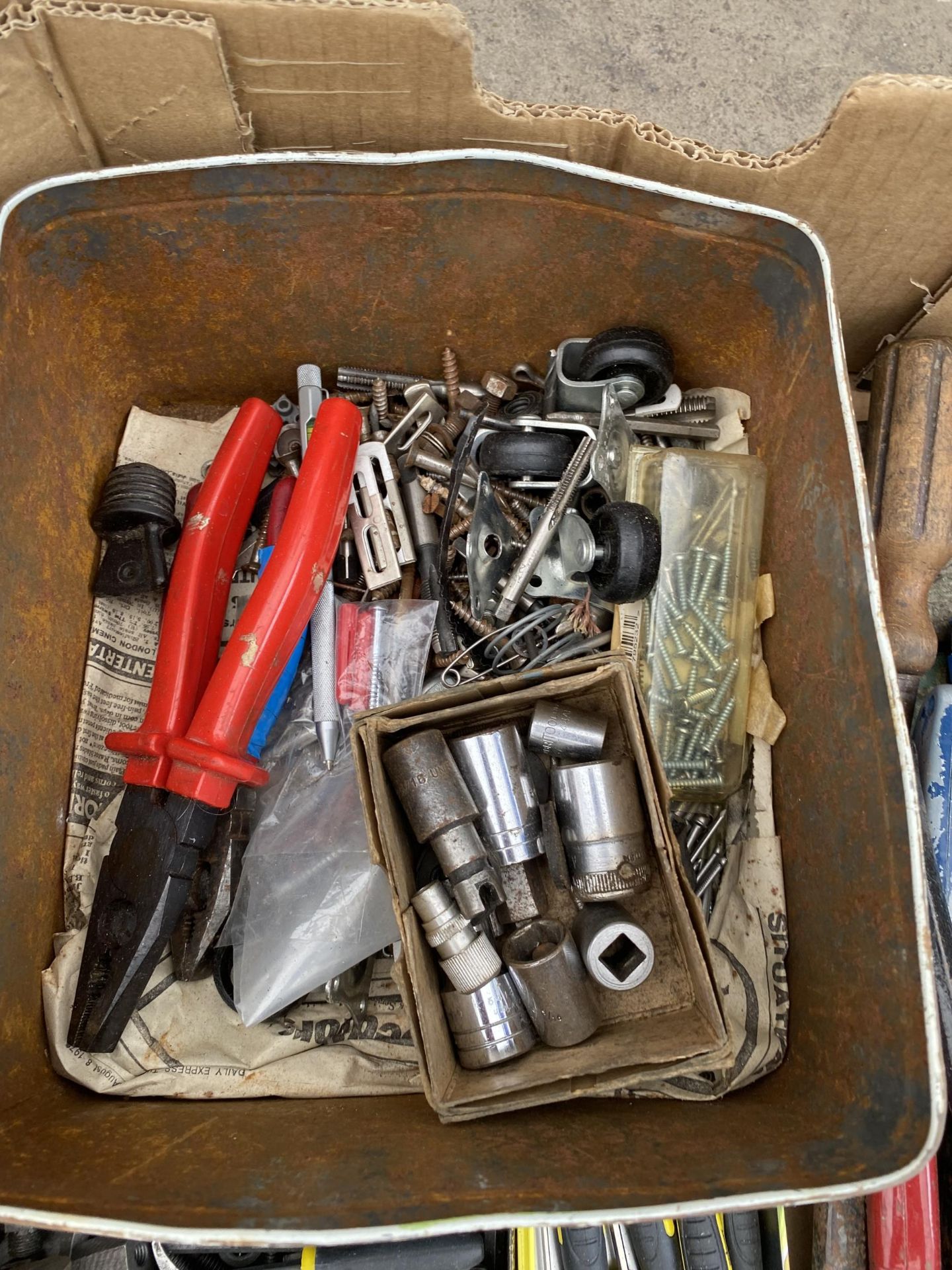 AN ASSORTMENT OF TOOLS TO INCLUDE SOCKETS, SCREW DRIVERS AND ALAN KEYS ETC - Bild 4 aus 5