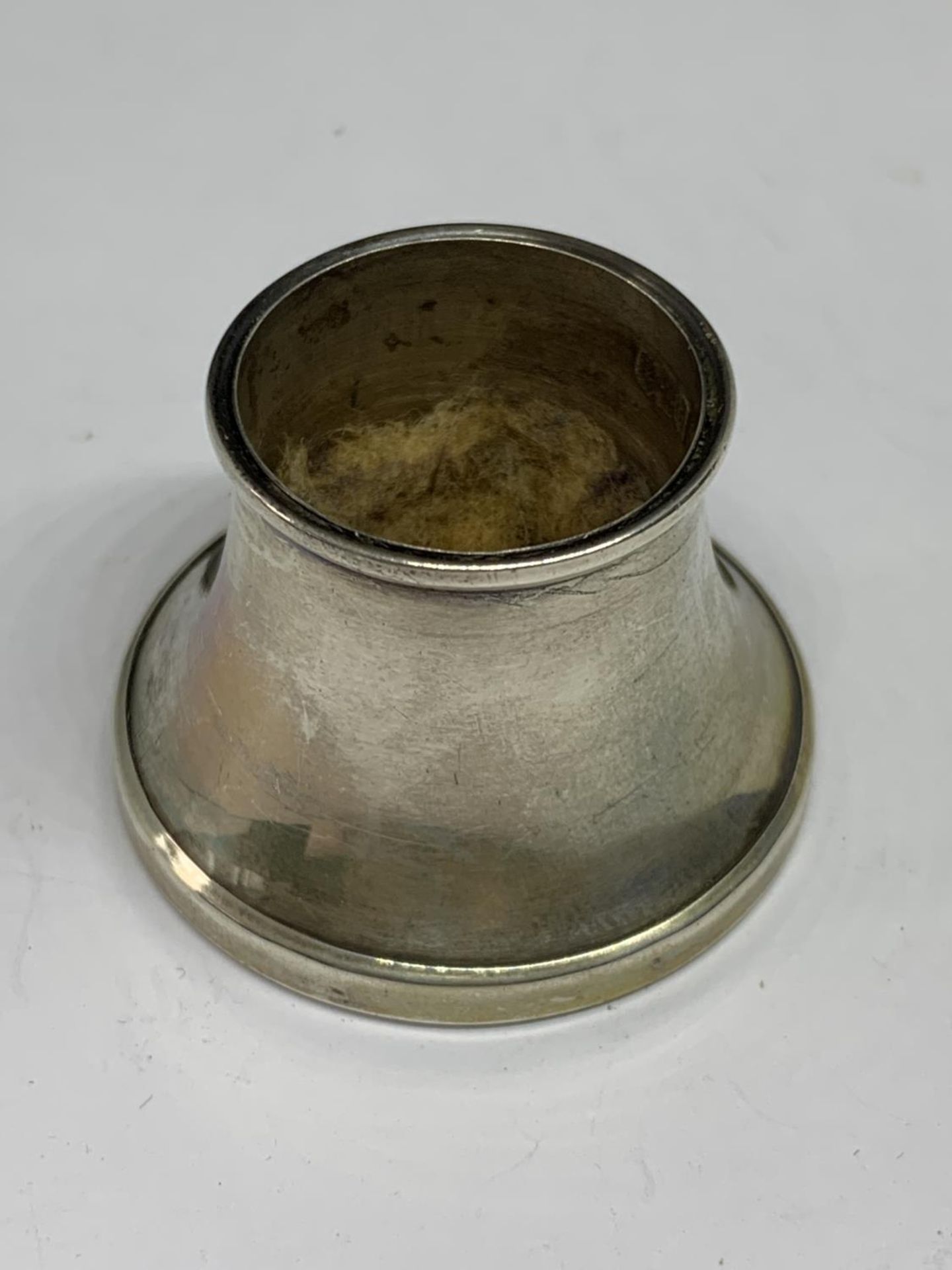 A MARKED SILVER POT/ CANDLE HOLDER - Image 2 of 3