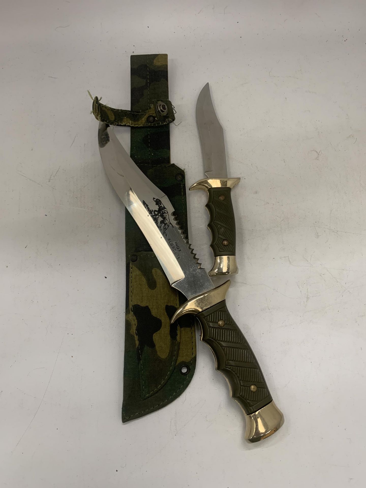 TWO HUNTING KNIVES IN A CAMOFLAGUE SHEATH - Image 2 of 4