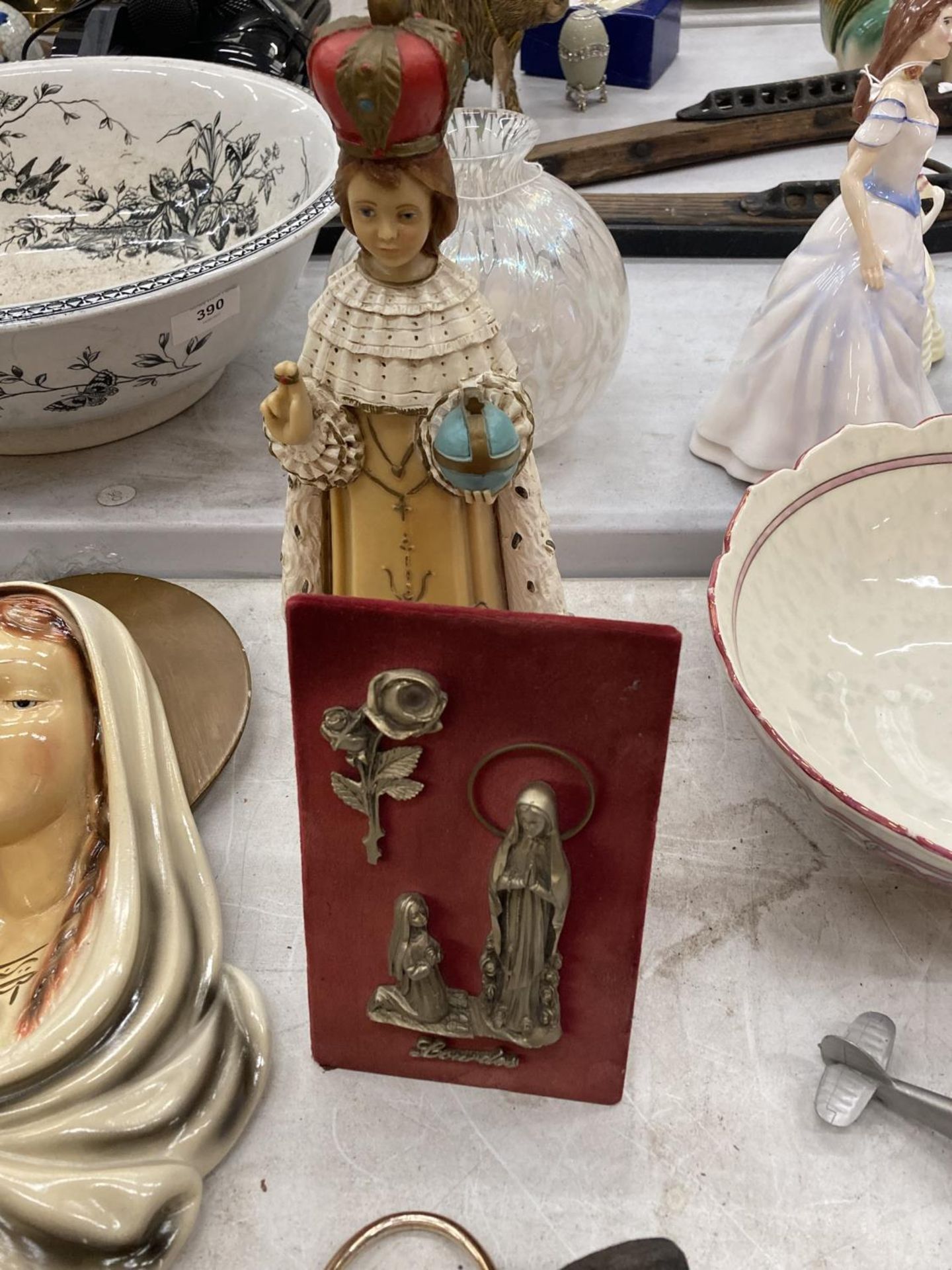 A COLLECTION OF RELIGIOUS ITEMS TO INCLUDE A PLASTER MARY AND JESUS WALL PLAQUE, A RESIN MAGI - Image 3 of 5