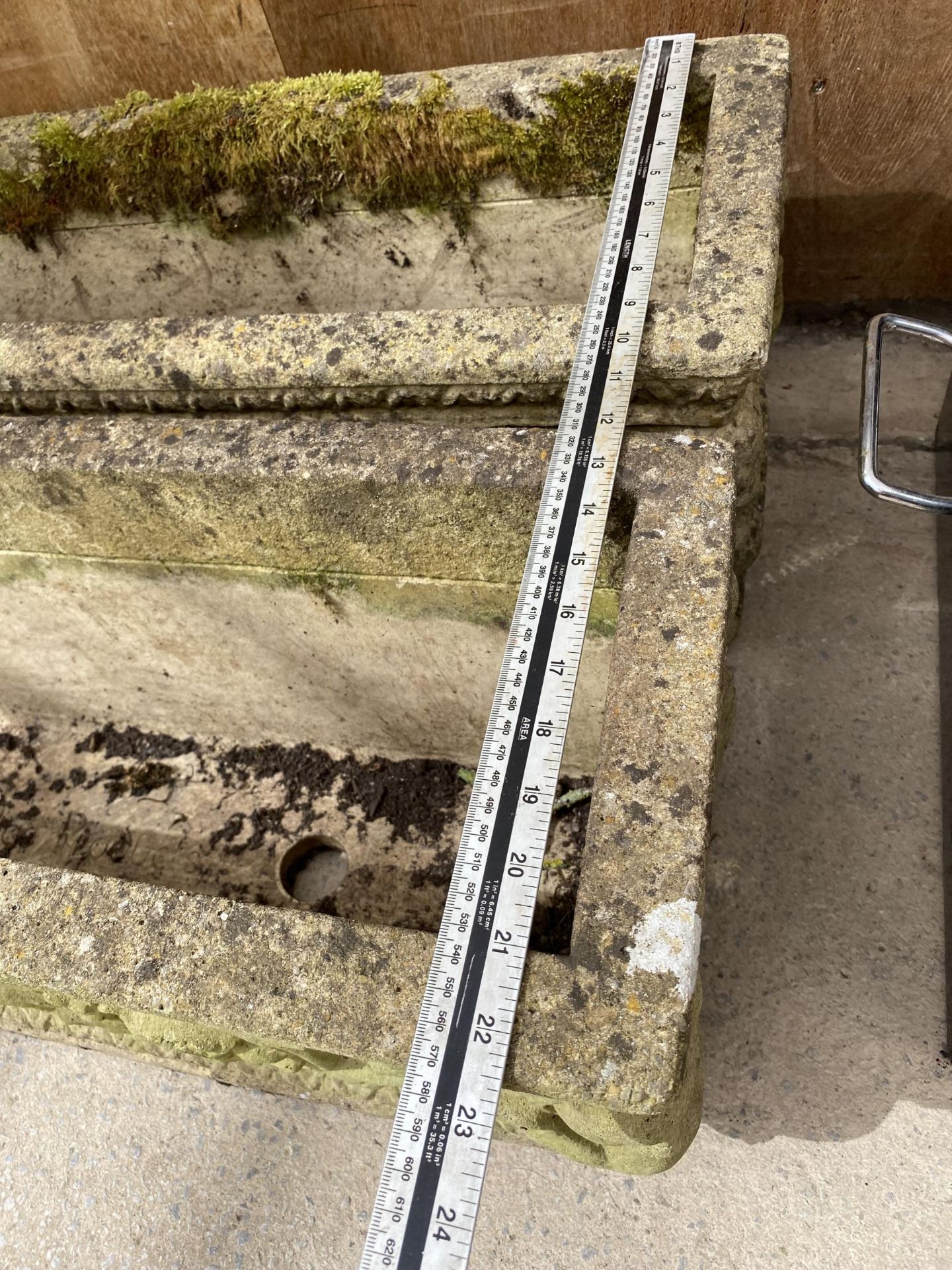 A PAIR OF RECONSTITUTED STONE 'WOODLODGE PRODUCTS' TROUGH PLANTERS - Image 5 of 5