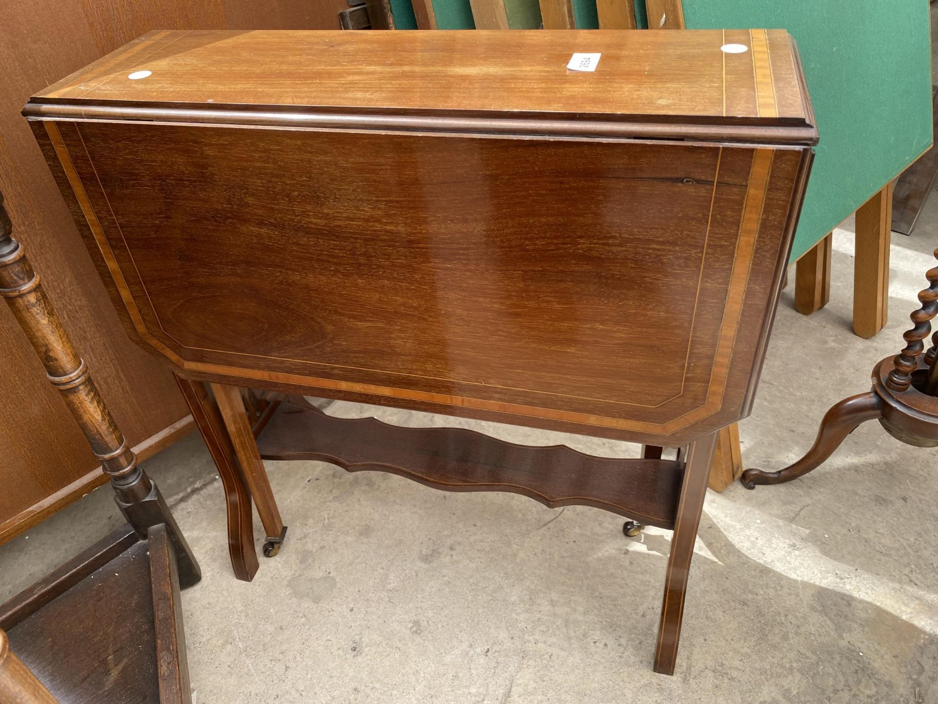 AN EDWARDIAN MAHOGANY AND INLAID SUTHERLAND TABLE WITH CANTED CORNERS, 29X24" OPENED - Image 2 of 4