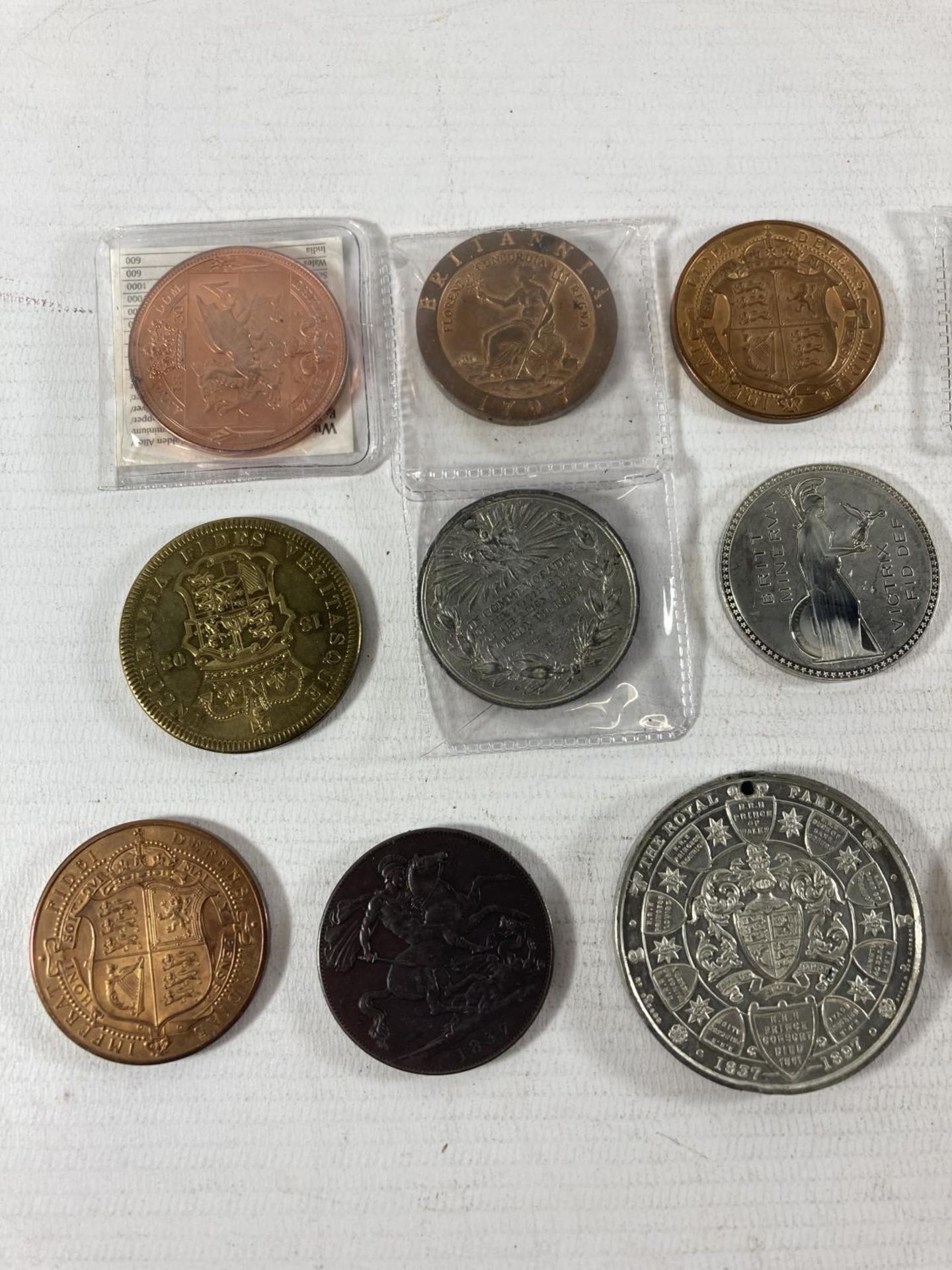 A GROUP OF 16 REPRODUCTION COINS - Image 2 of 4