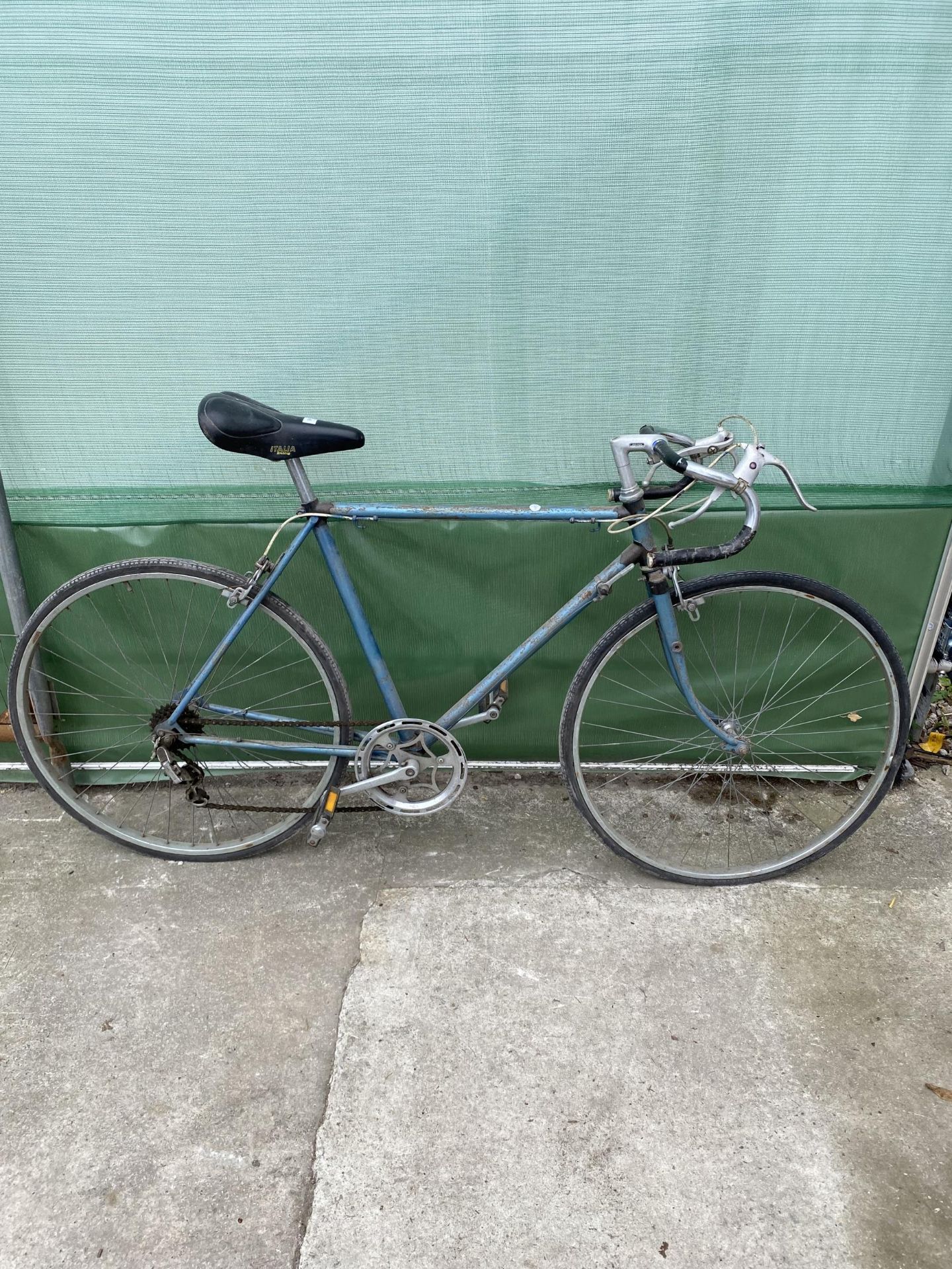 A VINTAGE GENTS ROAD RACING BIKE WITH 5 SPEED GEAR SYSTEM