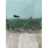 A VINTAGE GENTS ROAD RACING BIKE WITH 5 SPEED GEAR SYSTEM