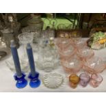 A MIXED LOT OF VINTAGE GLASS TO INCLUDE ART DECO STYLE PEACH COLOURED DISHES ETC