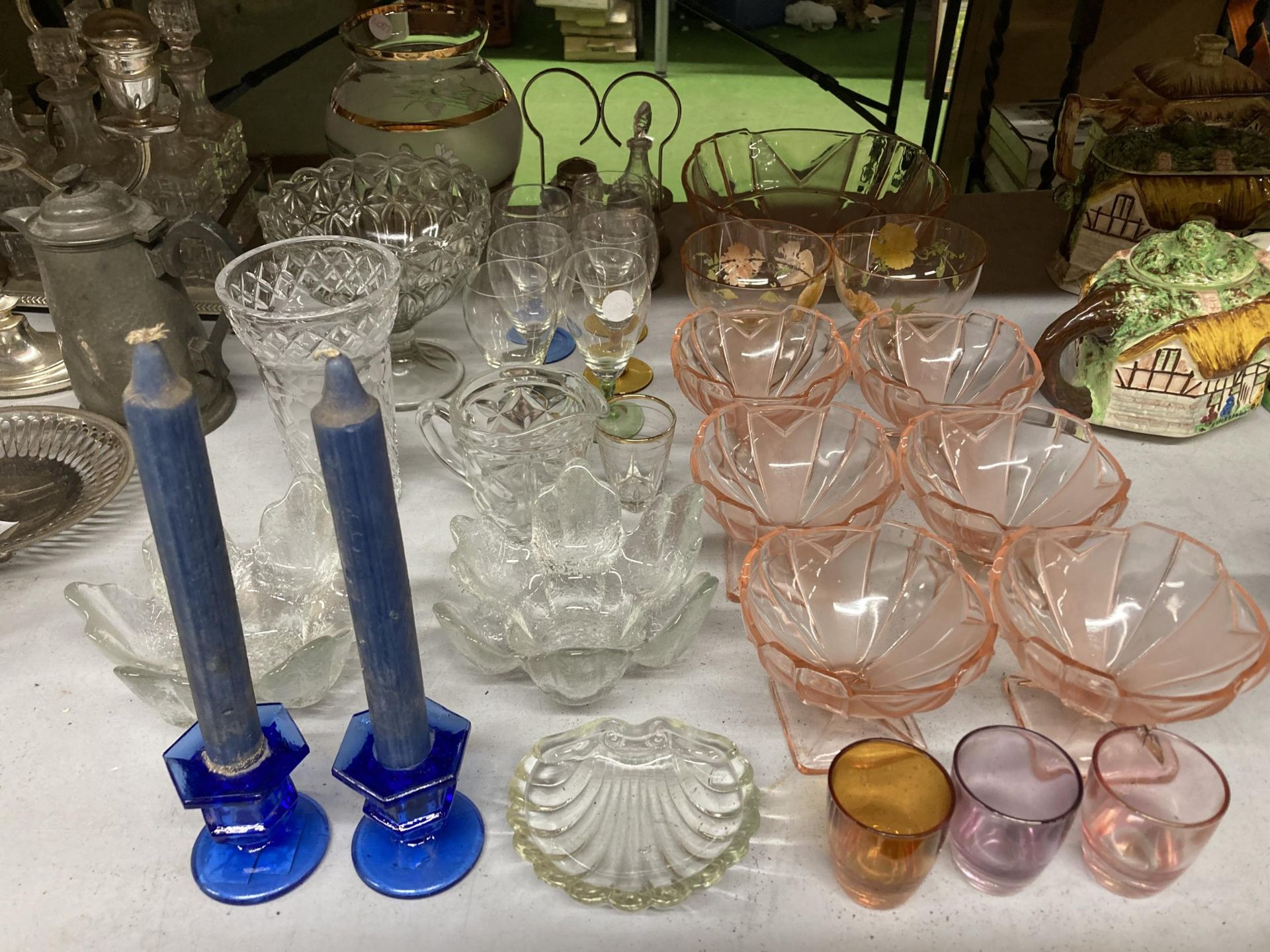 A MIXED LOT OF VINTAGE GLASS TO INCLUDE ART DECO STYLE PEACH COLOURED DISHES ETC