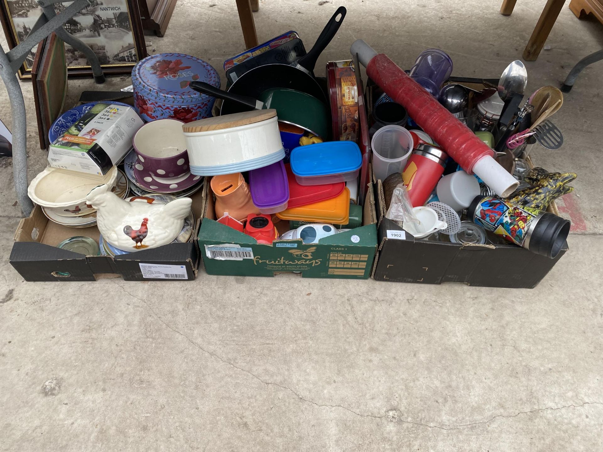 AN ASSORTMENT OF ITEMS TO INCLUDE CERAMICS AND KITCHEN ITEMS ETC