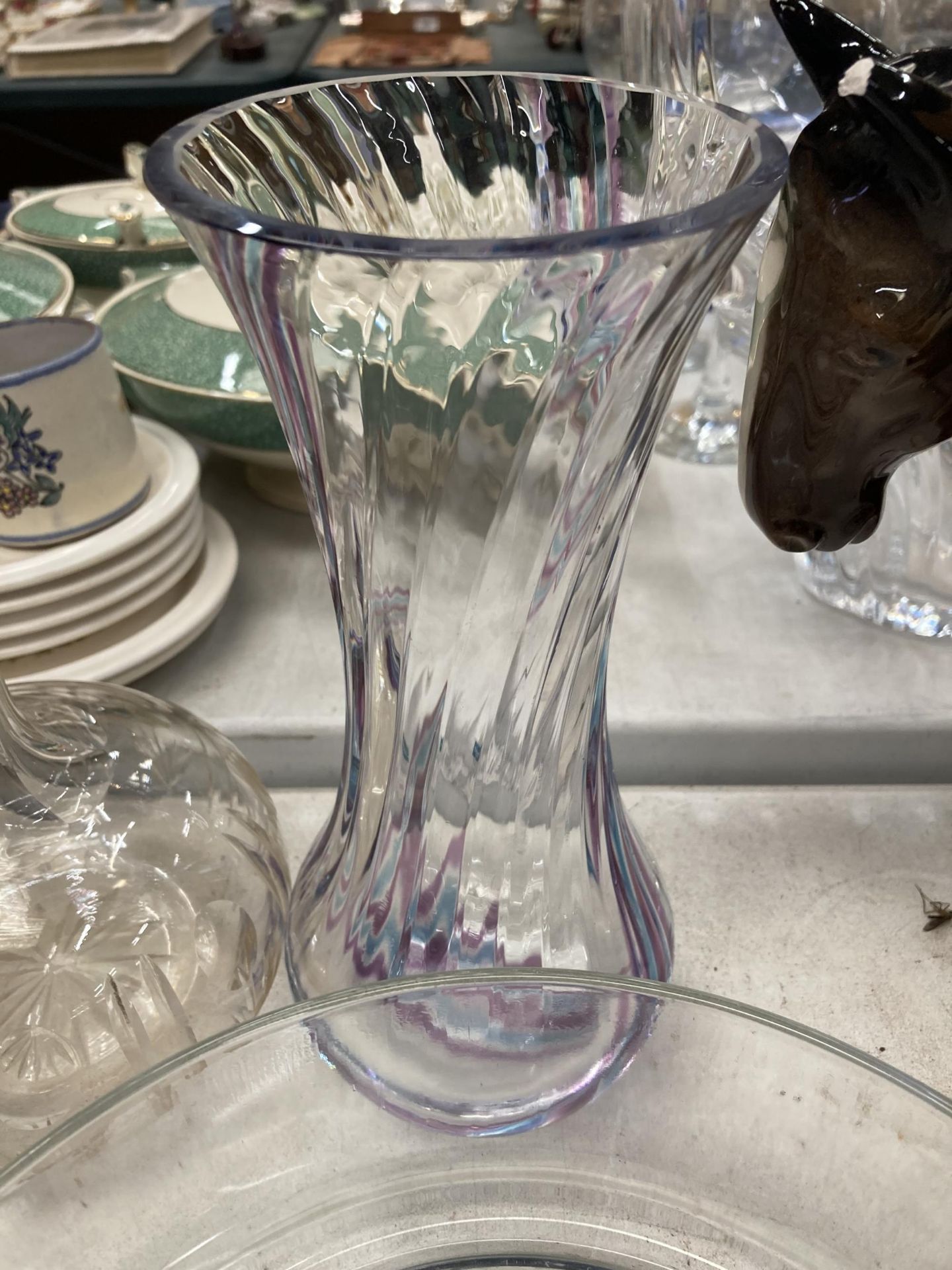 A LARGE QUANTITY OF GLASSWARE TO INCLUDE LARGE BOWLS, DECANTERS, VASES, WINE GLASSES, ETC - Image 2 of 5