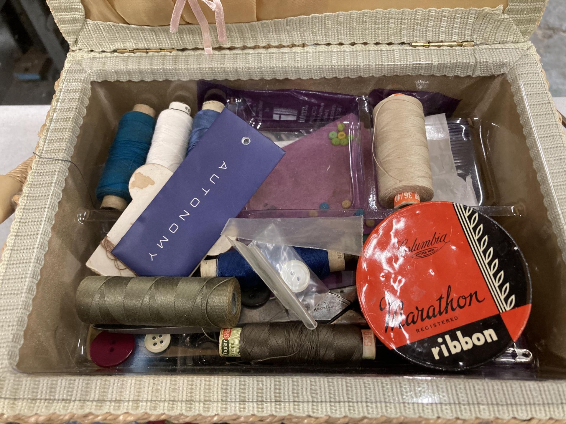 A SEWING BOX CONTAINING ASSORTED SEWING RELATED ITEMS AND FURTHER TIN - Image 2 of 4