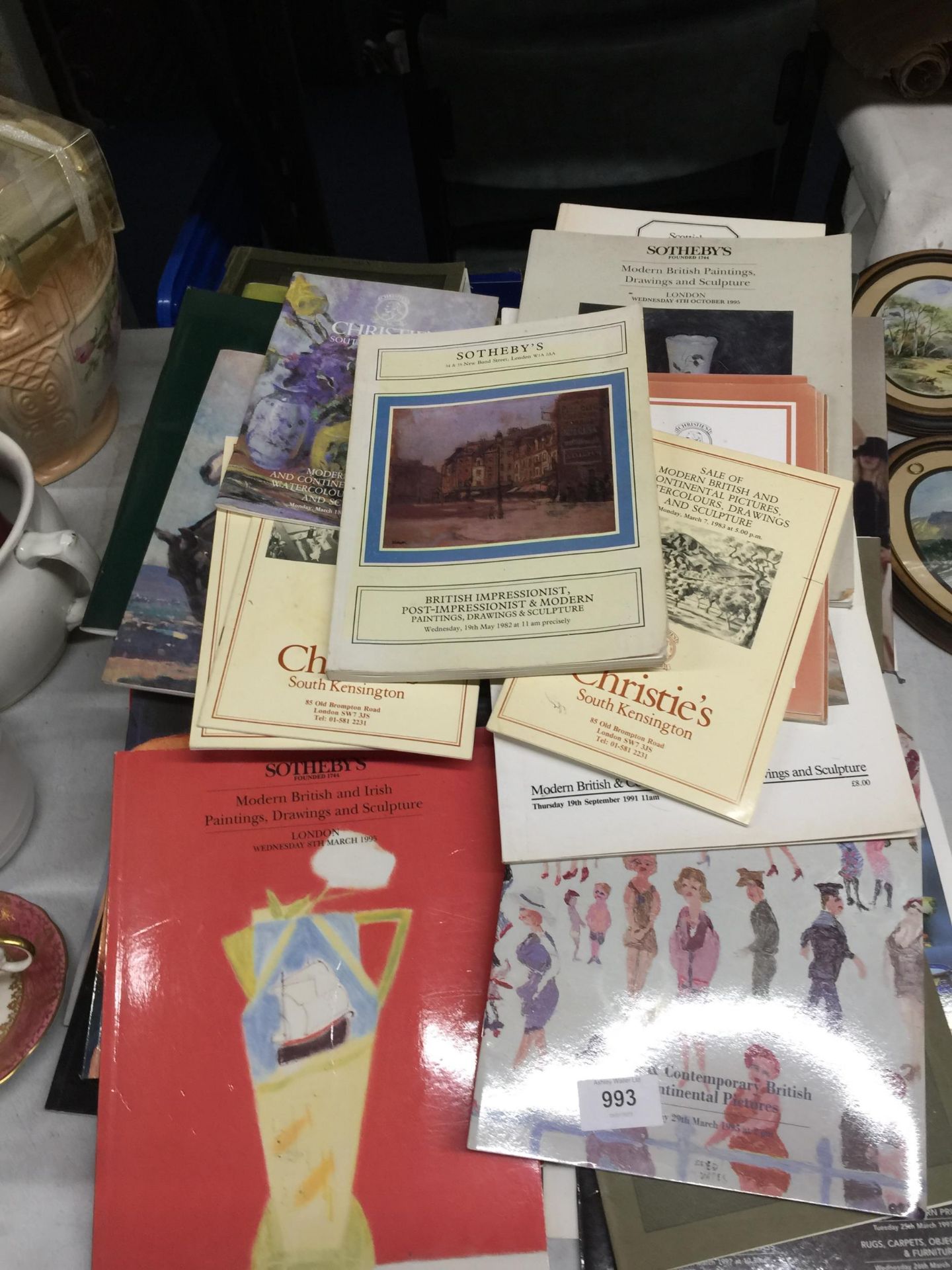 A LARGE AMOUNT OF VINTAGE AUCTION CATALOGUES TO INCLUDE CHRISTIES, SOTHEBY'S, ETC