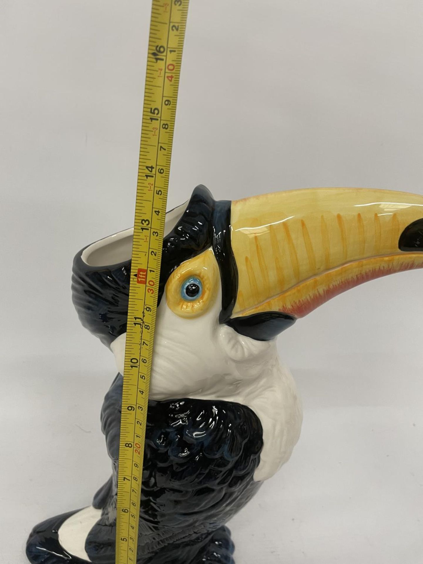 A VERY LARGE CERAMIC TOUCAN VASE 36CM HIGH - Image 4 of 4