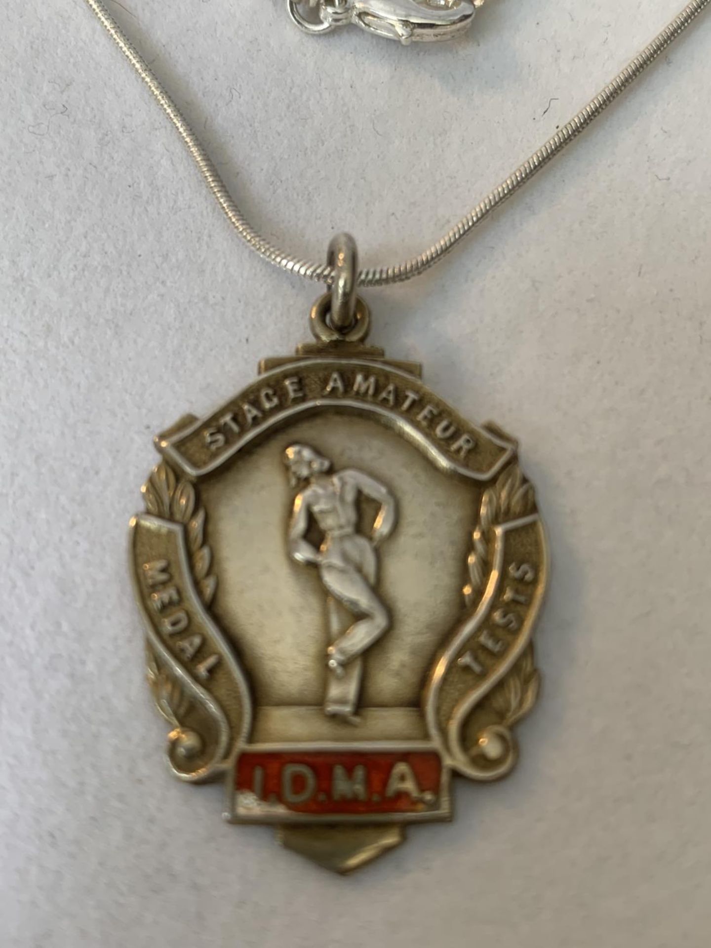 A SILVER NECKLACE WITH A HALLMARKED BIRMINGHAM SILVER DANCE MEDAL IN A PRESENTATION BOX - Bild 2 aus 3