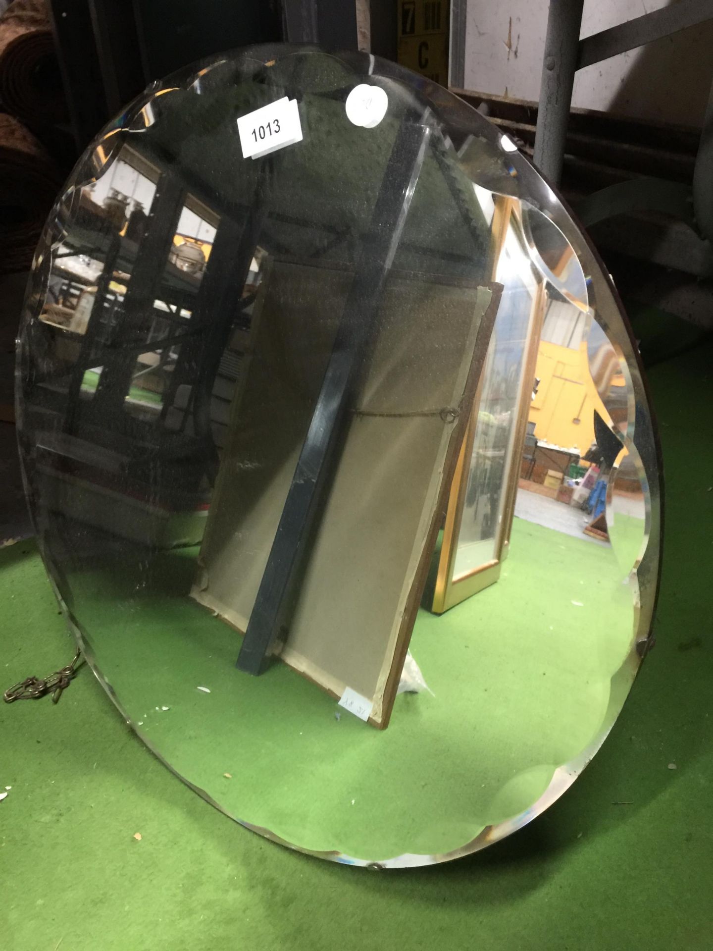 A VINTAGE ROUND MIRROR WITH FANCY BEVELLED EDGE, DIAMETER 50CM - Image 2 of 3
