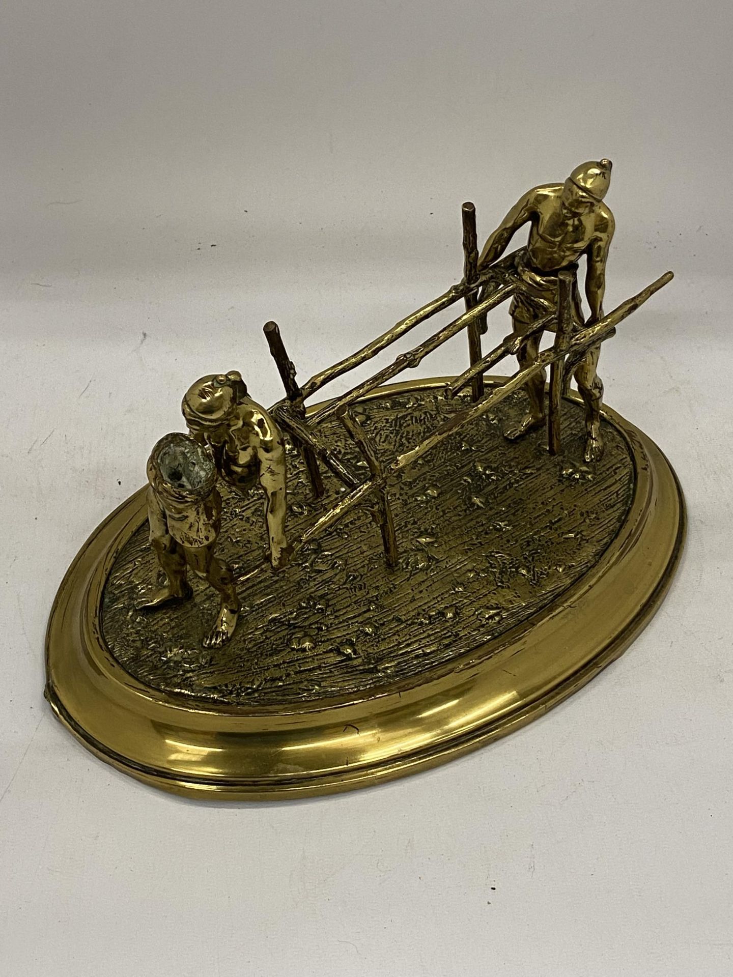 TWO BRASS FIGURES CARRYING A STRETCHER ON A BRASS BASE - Bild 2 aus 4