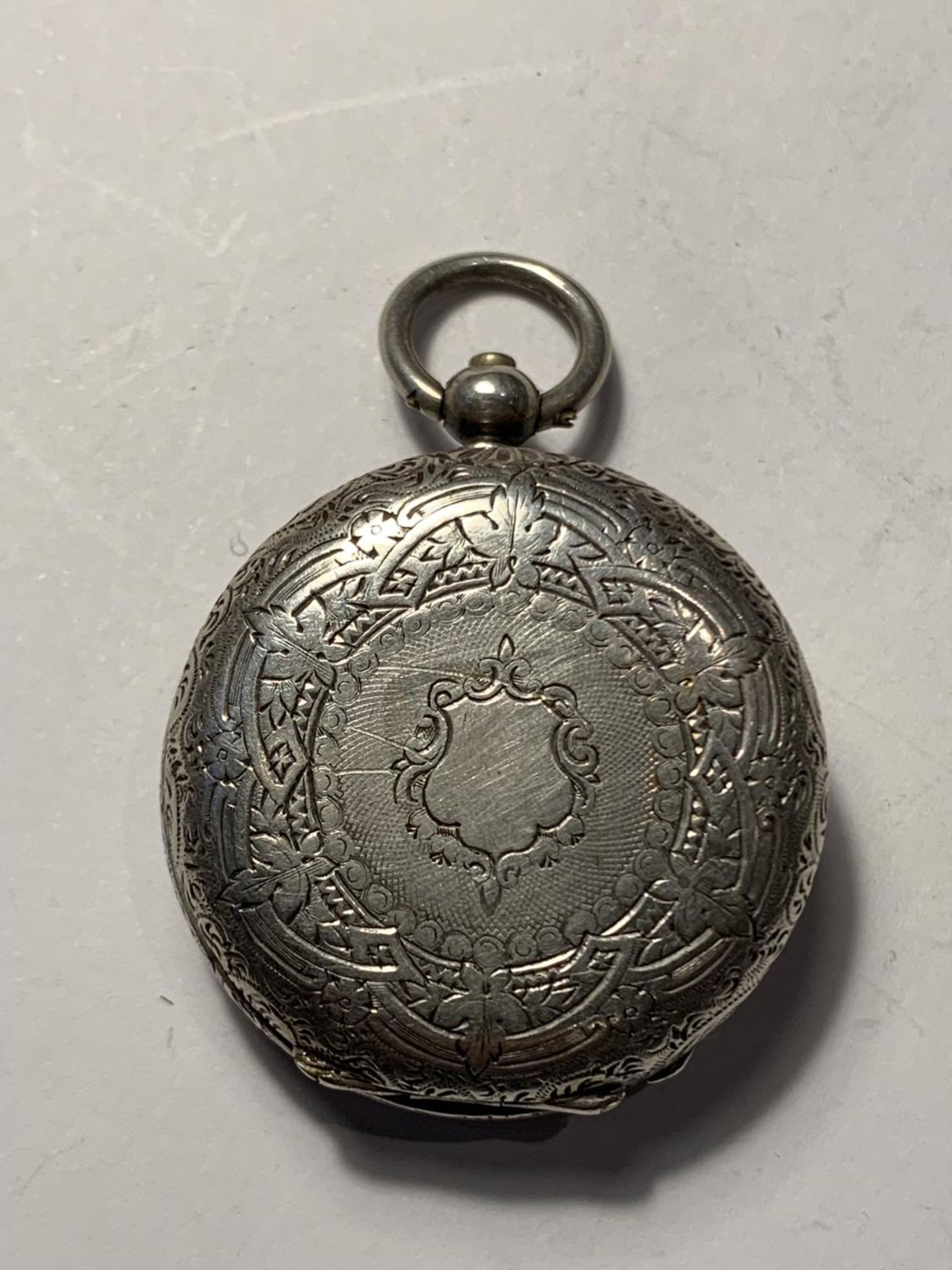 AN ORNATE LADIES SILVER POCKET WATCH - Image 2 of 3