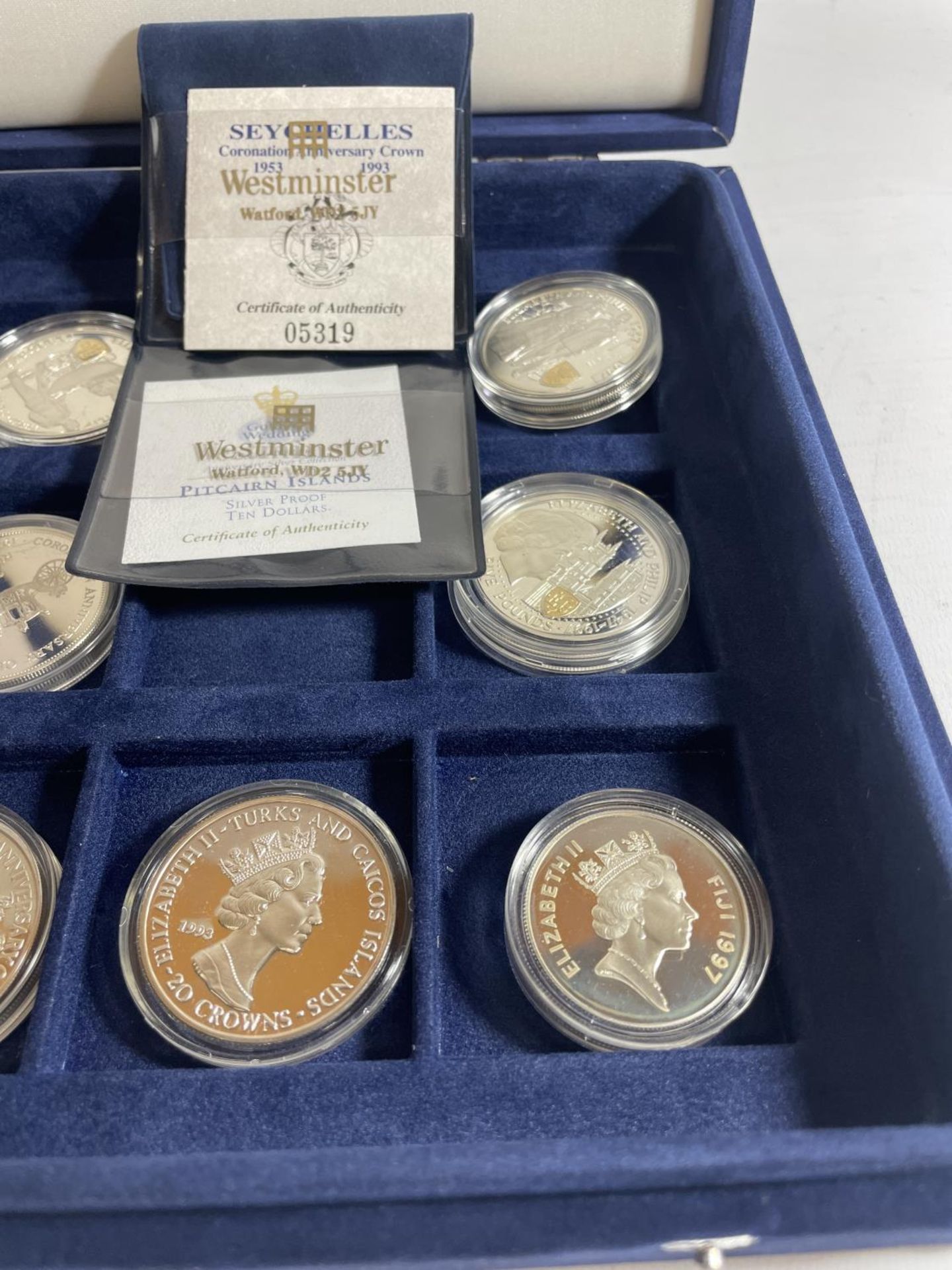 PRESENTATION CASE HOUSING ROYAL FAMILY COMMEMORATIVE COINS TO INCLUDE : PITCAIRN, FALKLANDS, - Bild 3 aus 3