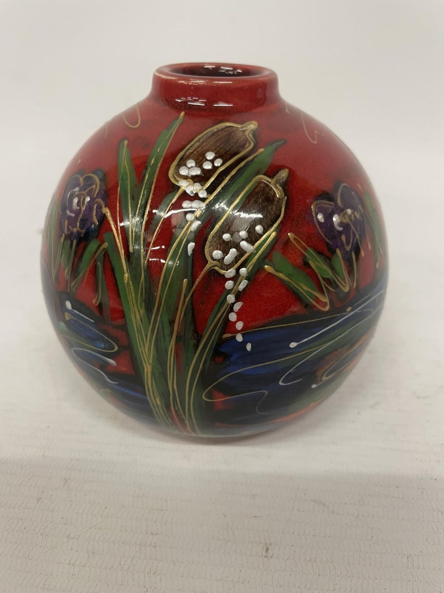 AN ANITA HARRIS KINGFISHER VASE HANDPAINTED AND SIGNED IN GOLD - Image 2 of 3