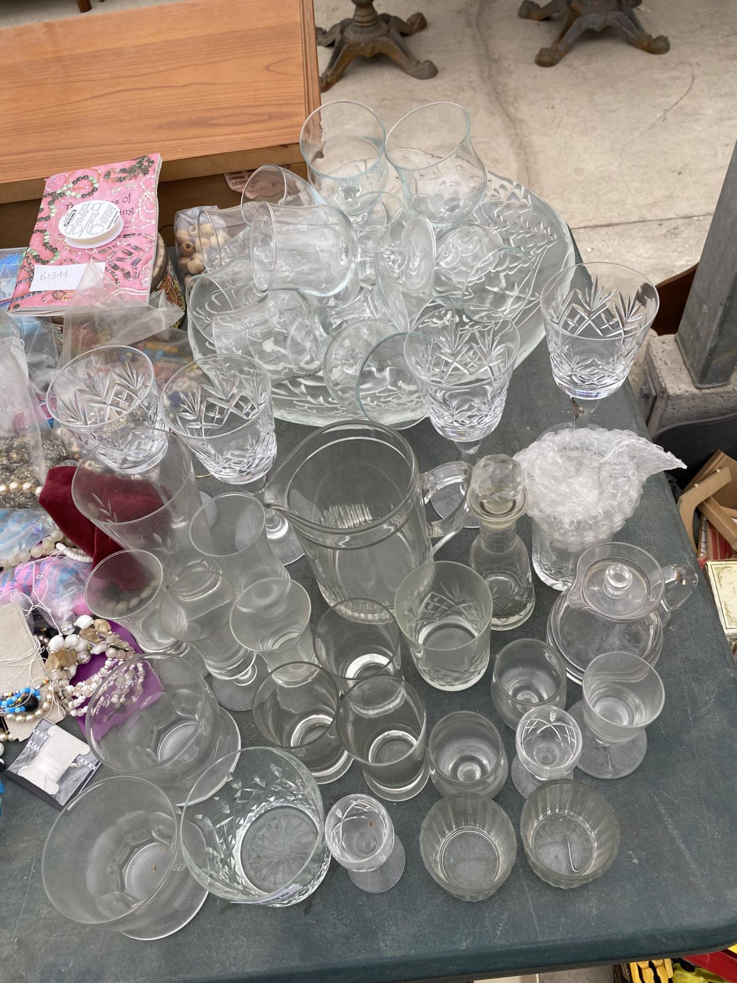 A LARGE QUANTITY OF GLASS WARE TO INCLUDE A BOWL AND WINE GLASSES