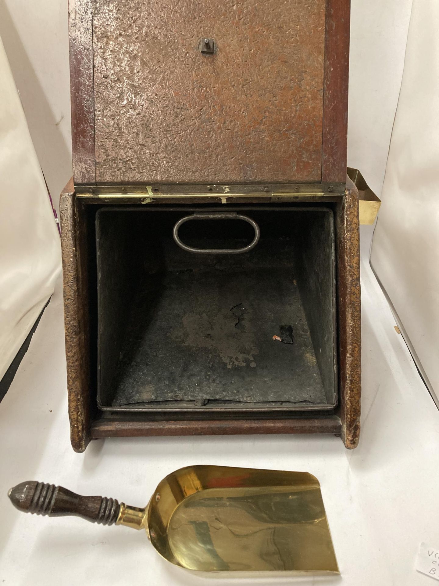 A VICTORIAN MAHOGANY COAL BOX WITH BRASS FITTINGS, SCOOP AND LINER - Image 2 of 5