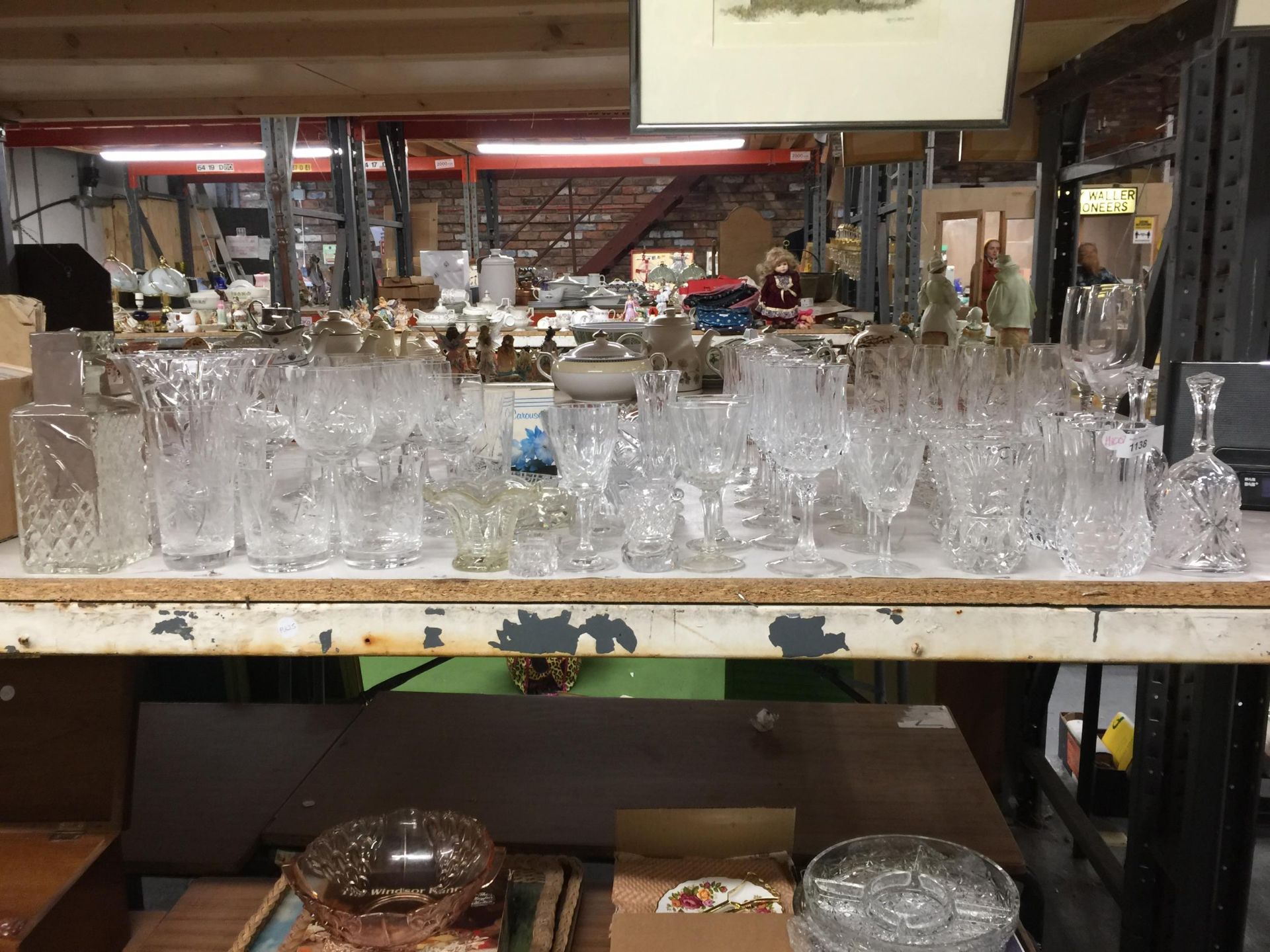 A LARGE COLLECTION OF CUT AND FURTHER GLASSWARE TO INCLUDE CHAMPAGNE FLUTES, WINE GLASSES ETC