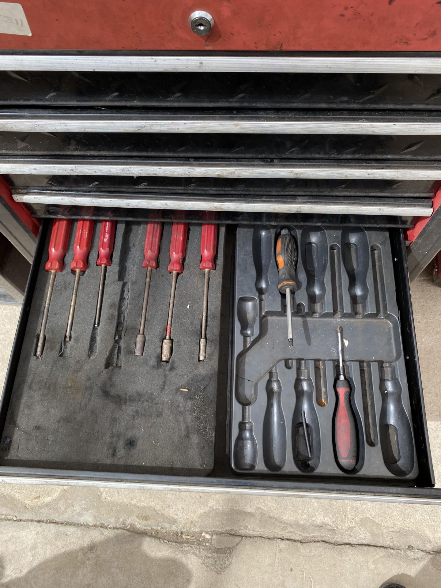 A SEVEN DRAWER MECHANICS TOOL CHEST CONTAINING A LARGE ASSORTMENT OF TOOLS TO INCLUDE SOCKETS, - Bild 5 aus 9