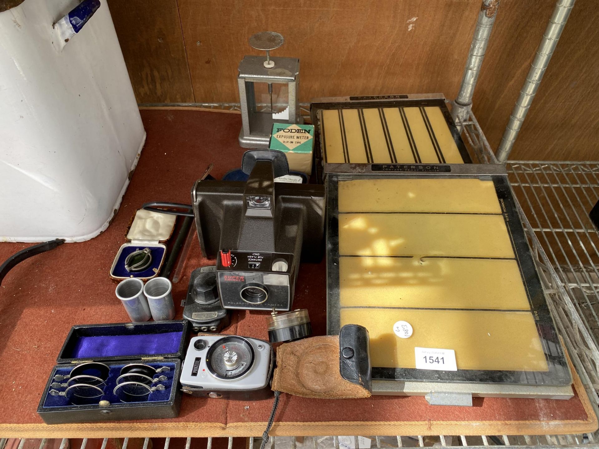 AN ASSORTMENT OF VINTAGE PHOTOGRAPHY EQUIPMENT TO INCLUDE A SUPER SWINGER CAMERA, A FODEN EXPOSURE