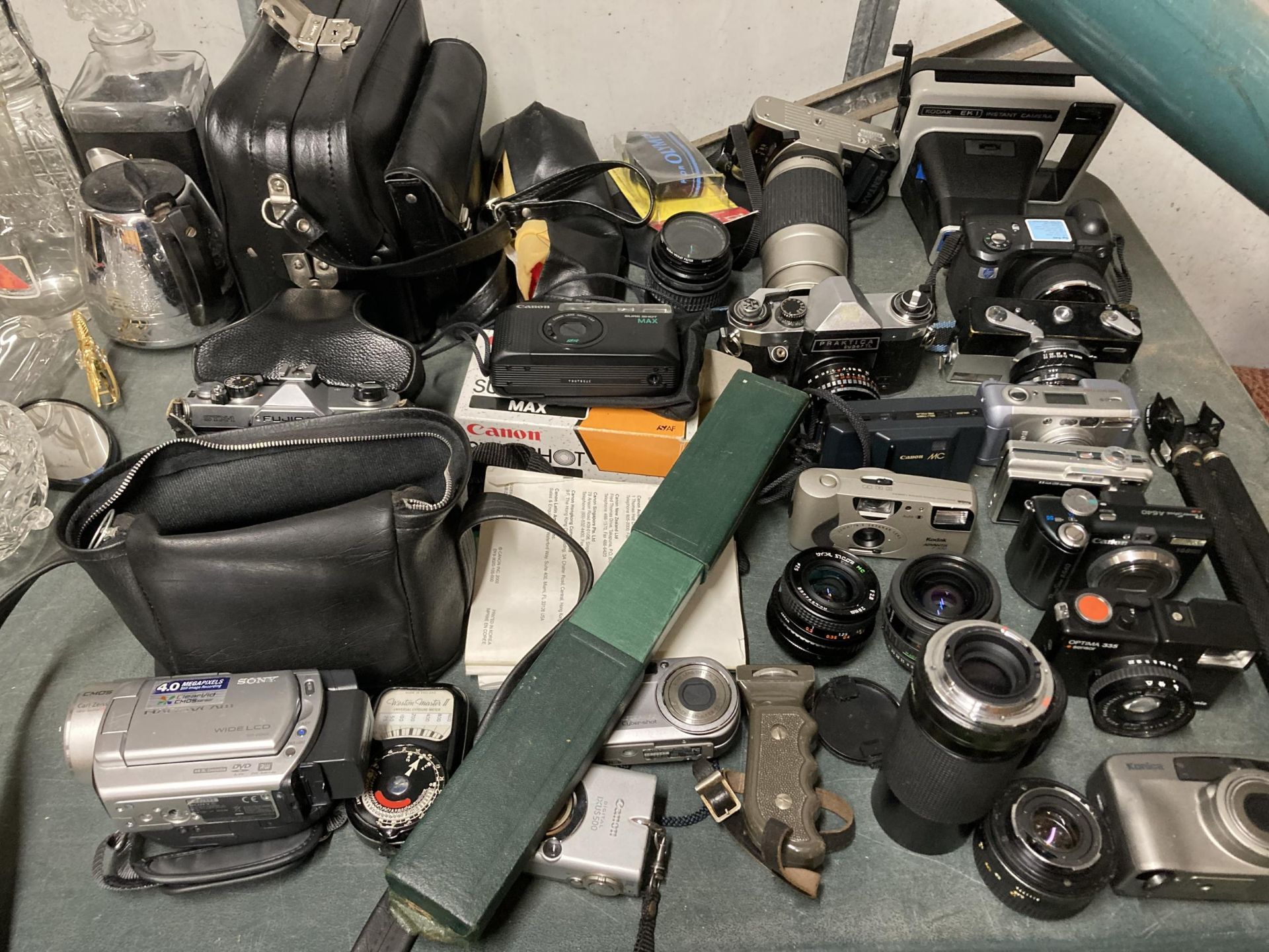 A LARGE MIXED LOT OF CAMERAS AND EQUIPMENT TO INCLUDE PRACTICA, OPTIMA, CANON ETC