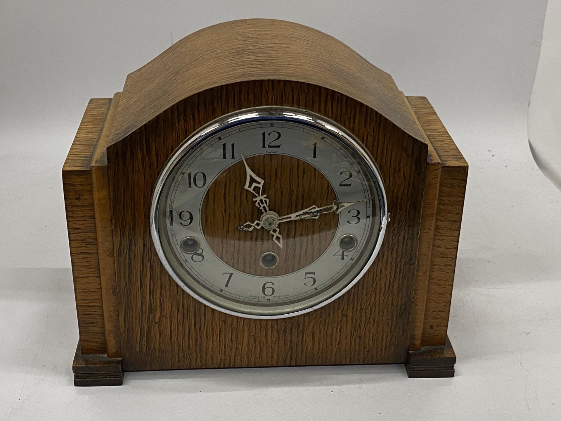 A VINTAGE MAHOGANY CASED WESTMINSTER CHIMING MANTLE CLOCK