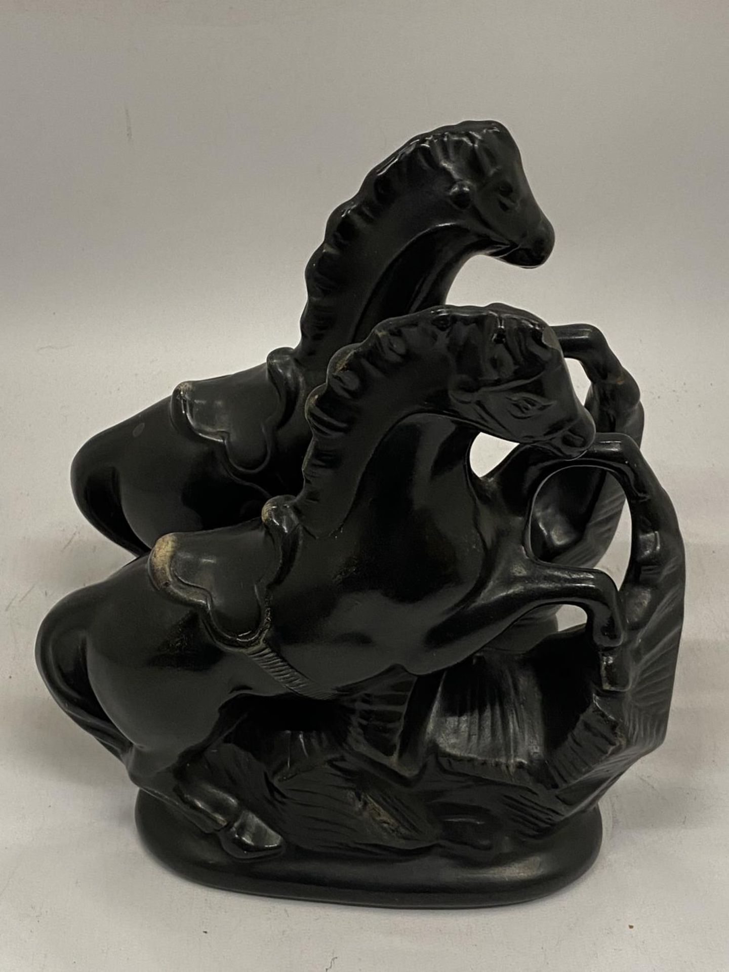 A PAIR OF BLACK STONE HORSES HEIGHT 23CM - Image 3 of 4