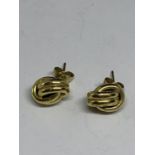 A PAIR OF 9 CARAT GOLD EARRINGS IN A KNOT DESIGN GROSS WEIGHT 1.08 GRAMS