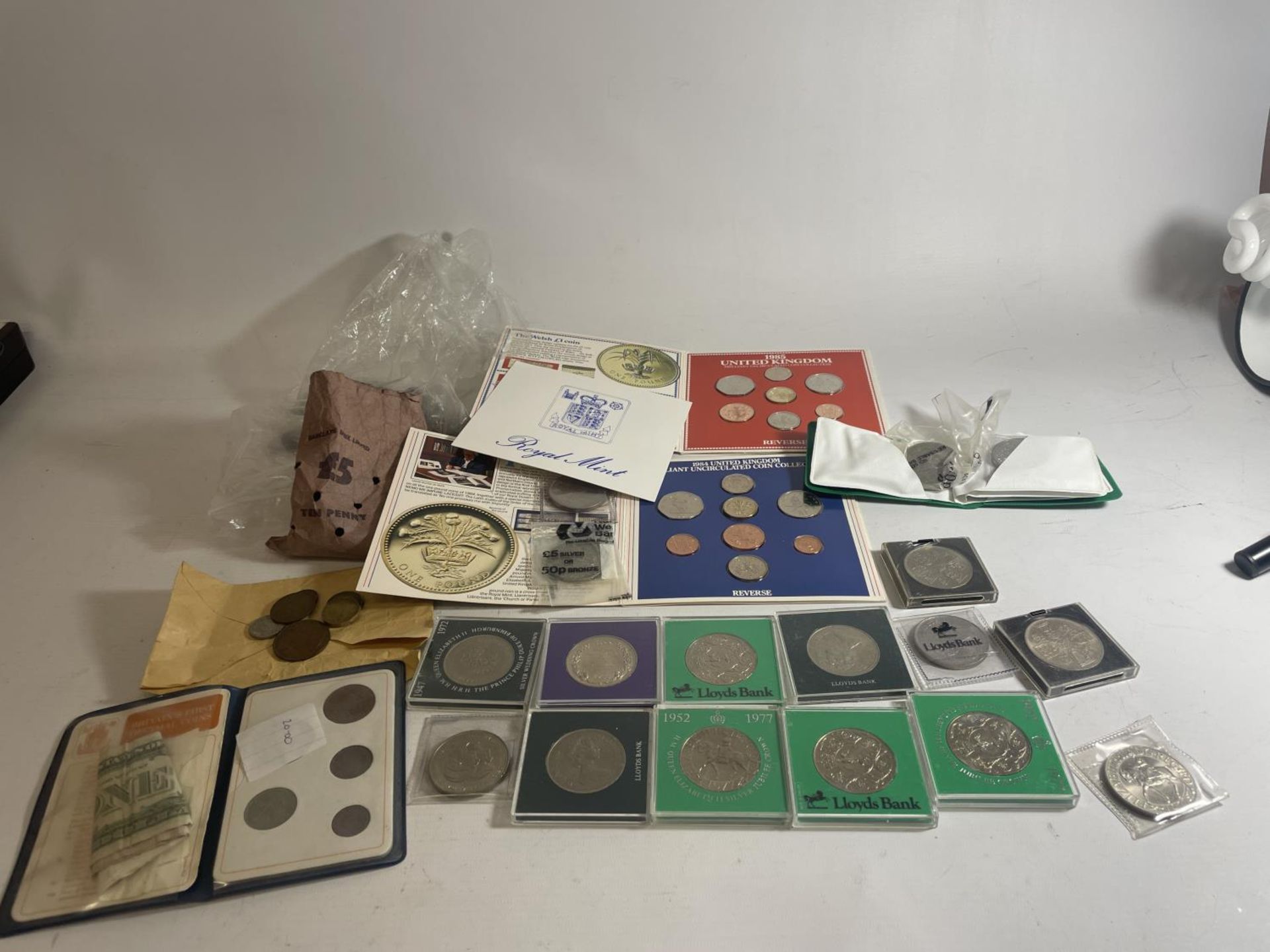 TIN OF MIXED UK COINS , TO INCLUDE 1984 & 1985 YEAR SETS , PLUS A SELECTION OF MODERN CROWNS