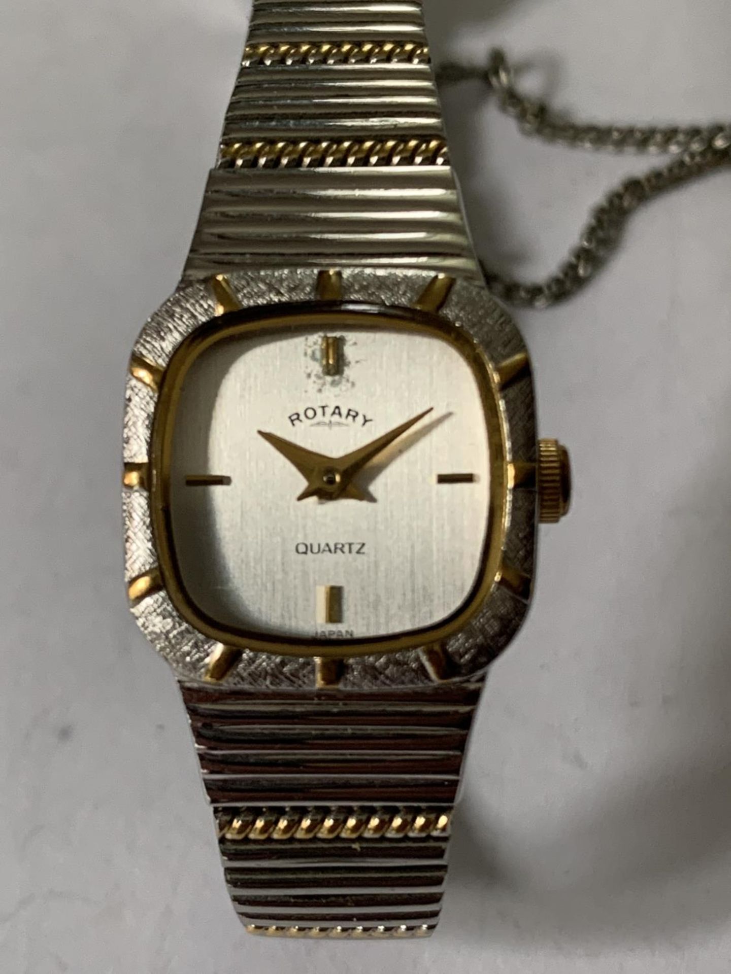 A ROTARY WHITE AND YELLOW METAL STRAP WRIST WATCH IN NEED OF BATTERY - Image 2 of 4