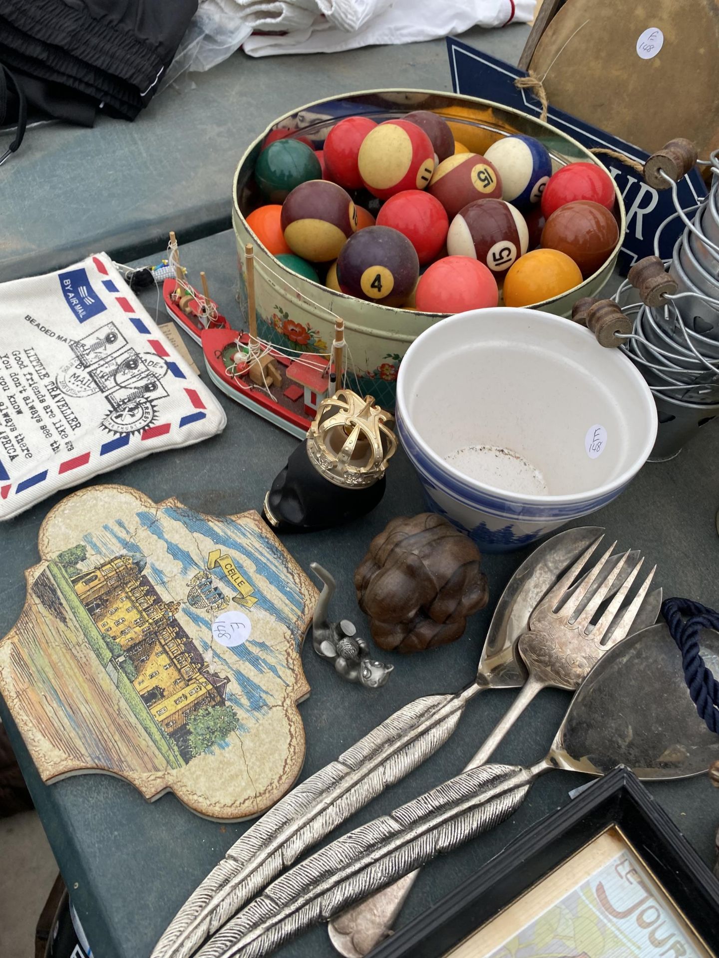 AN ASSORTMENT OF ITEMS TO INCLUDE A TILLEY LAMP, POOL BALLS AND PICTURE FRAMES ETC - Bild 4 aus 6