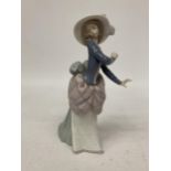 A LLADRO FIGURINE "AFTERNOON STROLL" (MISSING UMBERELLA"