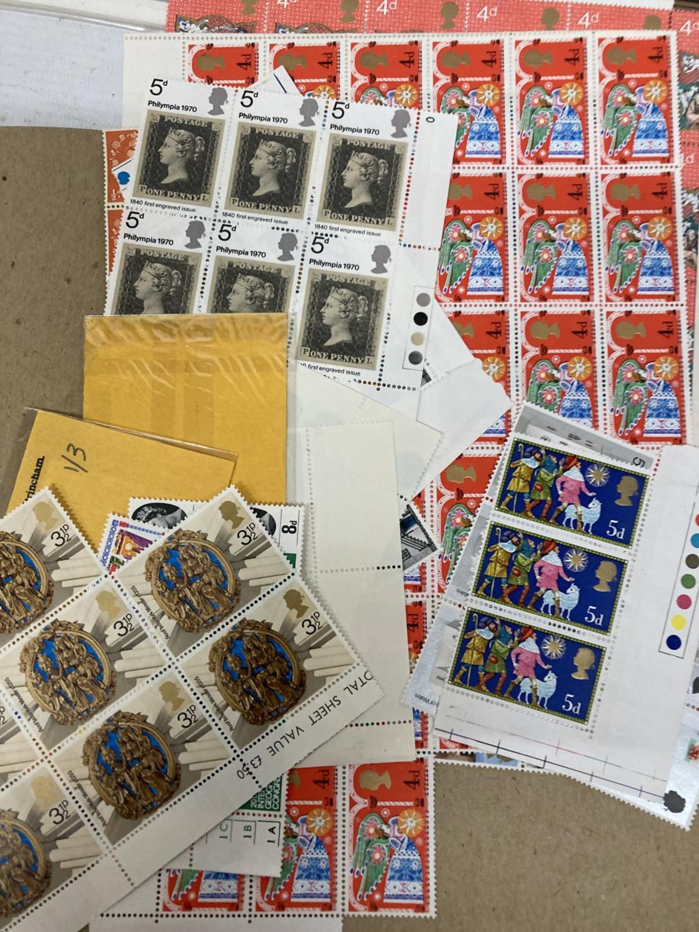 A MIXED LOT OF STAMPS TO INCLUDE THE ROYAL WEDDING SOUVENIR FOLDER, ANNIVERSARY OF THE CORONATION - Image 8 of 8