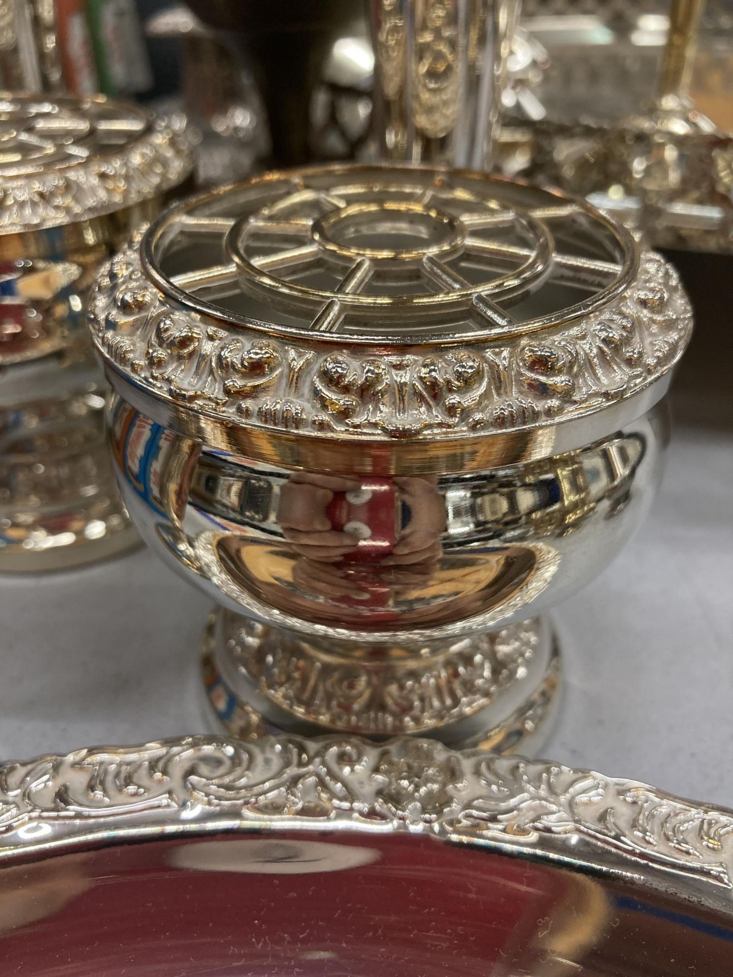 A LARGE QUANTITY OF SILVER PLATED ITEMS TO INCLUDE A FOOTED TRAY, CANDLEABRA, WINE GOBLETS, - Image 4 of 4