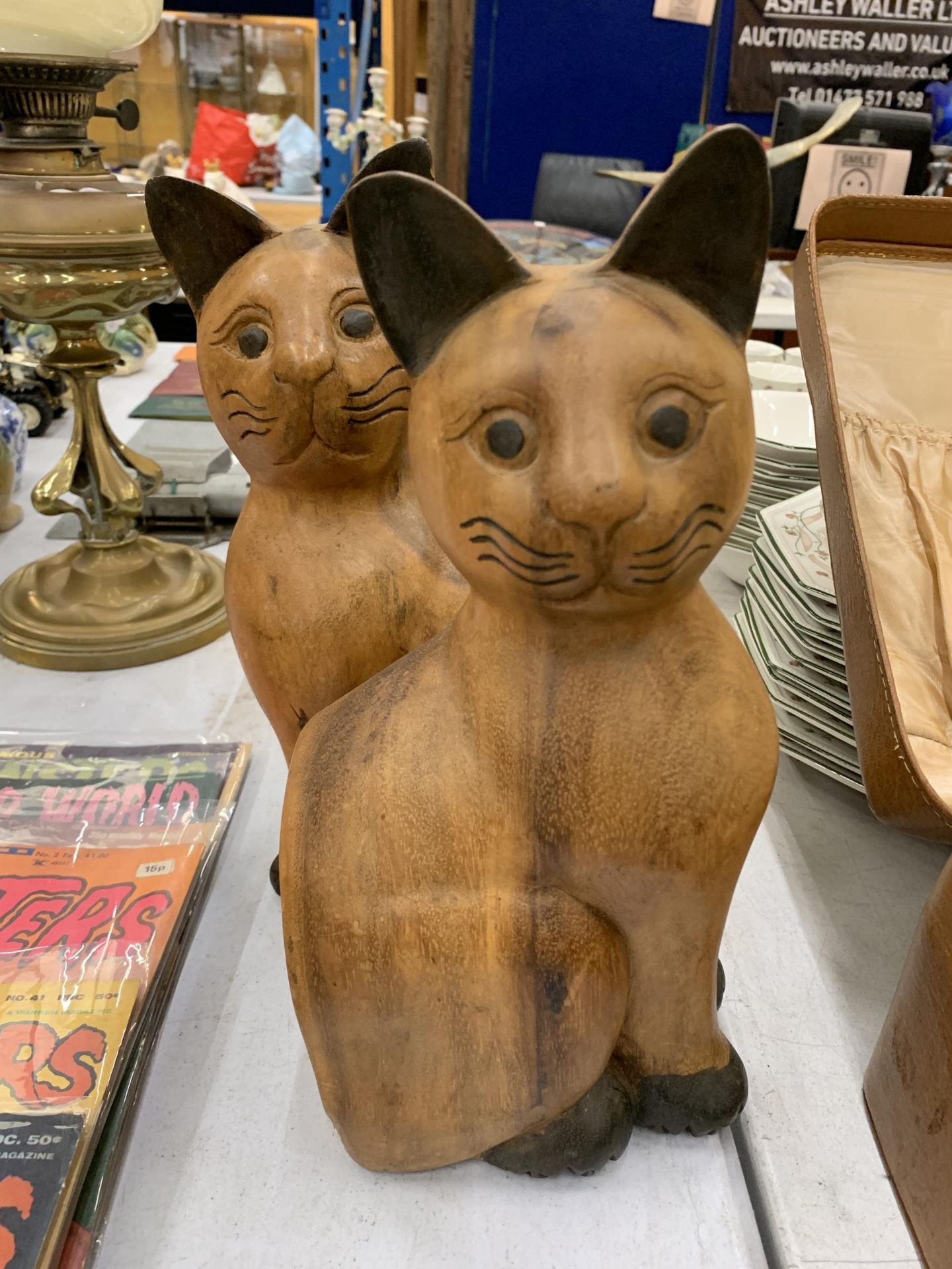 A PAIR OF WOODEN CAT BOOK-ENDS HEIGHT 31CM