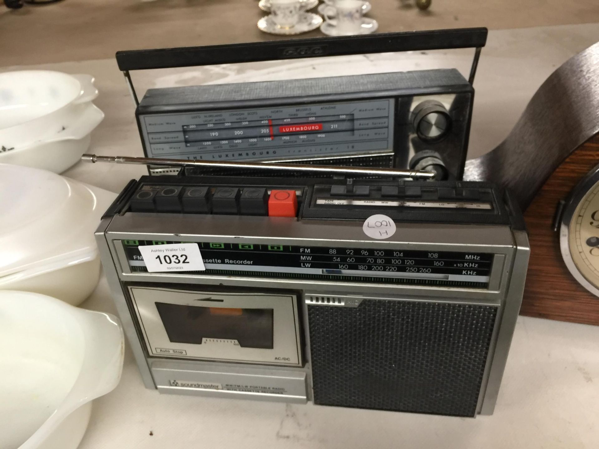 A VINTAGE G. E. C. RADIO, SOUNDMASTER CASSETTE RADIO AND A MAHOGANY CASED MANTLE CLOCK WITH PENDULUM - Image 3 of 3