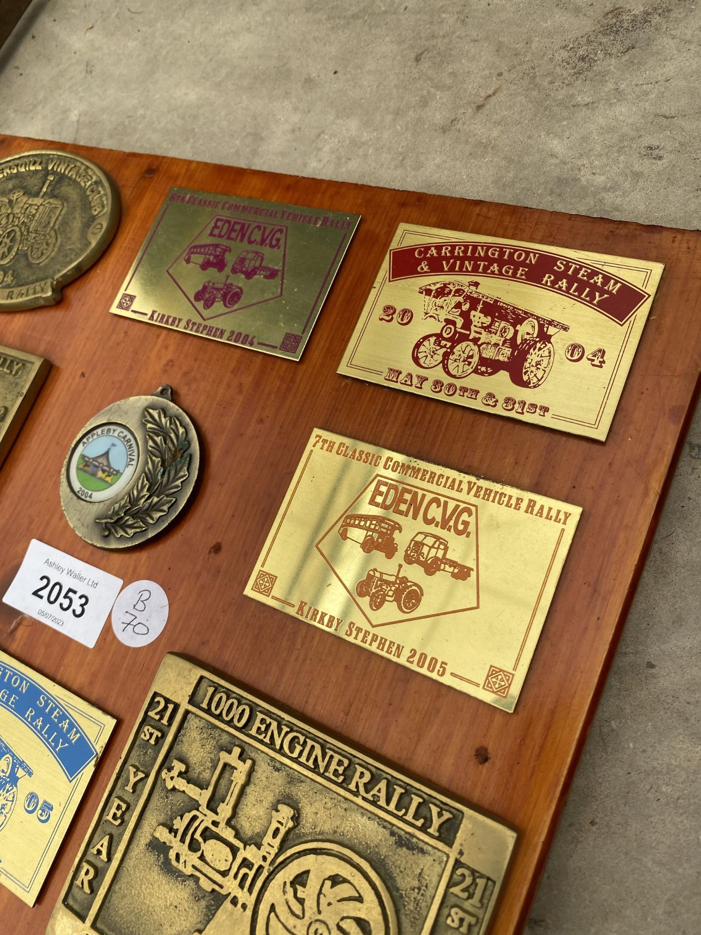 A WOODEN PLAQUE WITH VARIOUS BRASS STEAM RALLY PLAQUES ATTATCHED - Image 3 of 4