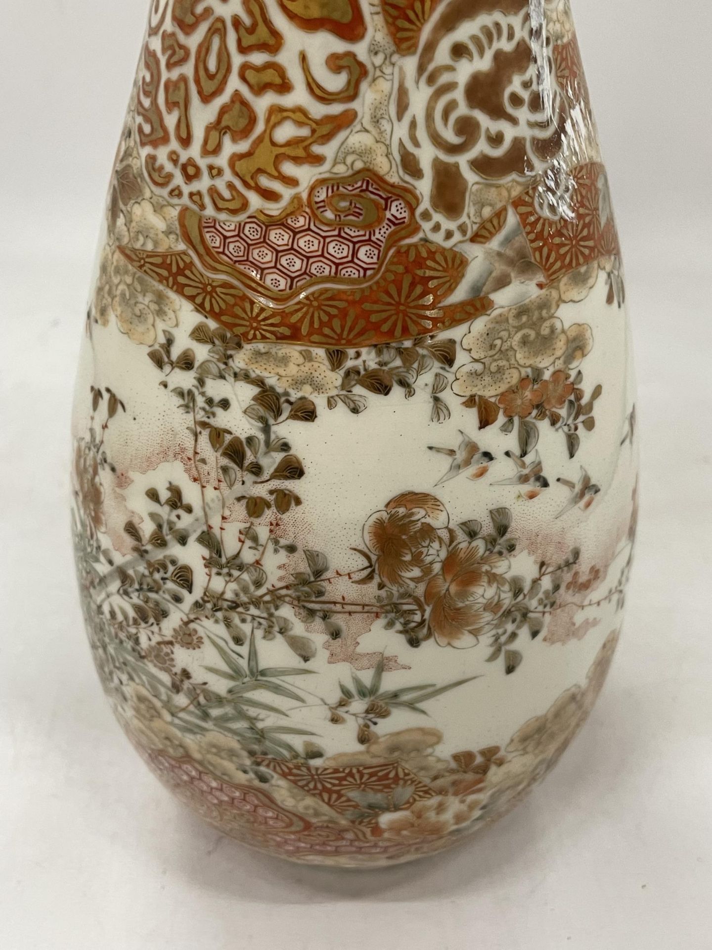 A JAPANESE MEIJI PERIOD (1868-1912) KUTANI BIRD AND FLORAL DESIGN TALL VASE, SIX CHARACTER MARK TO - Image 4 of 5