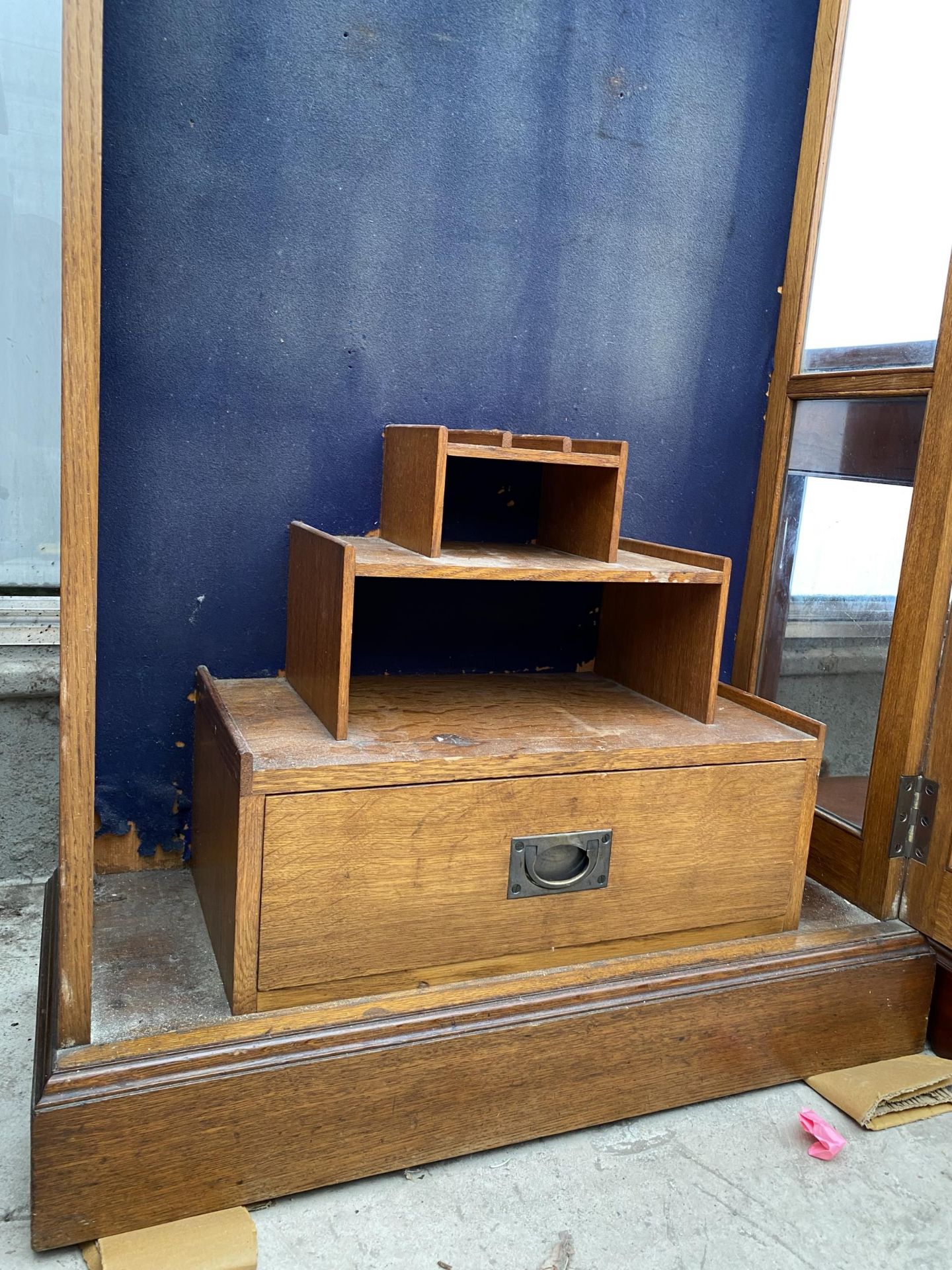 AN EARLY 20TH CENTURY OAK GLAZED AND LEADED GUN CABINET WITH STEPPED INTERNAL SHELVES AND DRAWERS, - Image 4 of 6