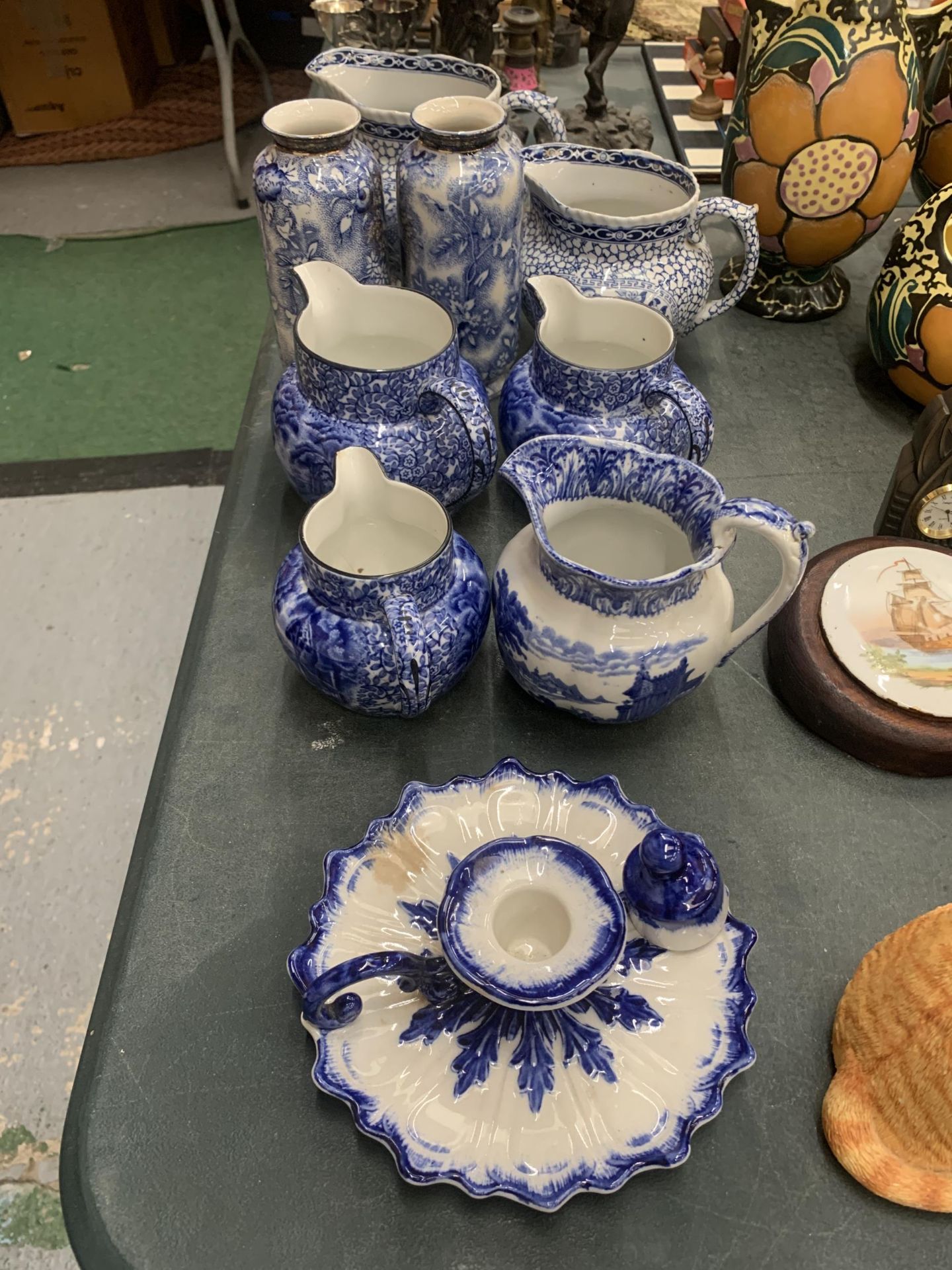 A QUANTITY OF VINTAGE BLUE AND WHITE POTTERY TO INCLUDE ADAMS, FENTON AND CAULDRON JUGS, A PAIR OF