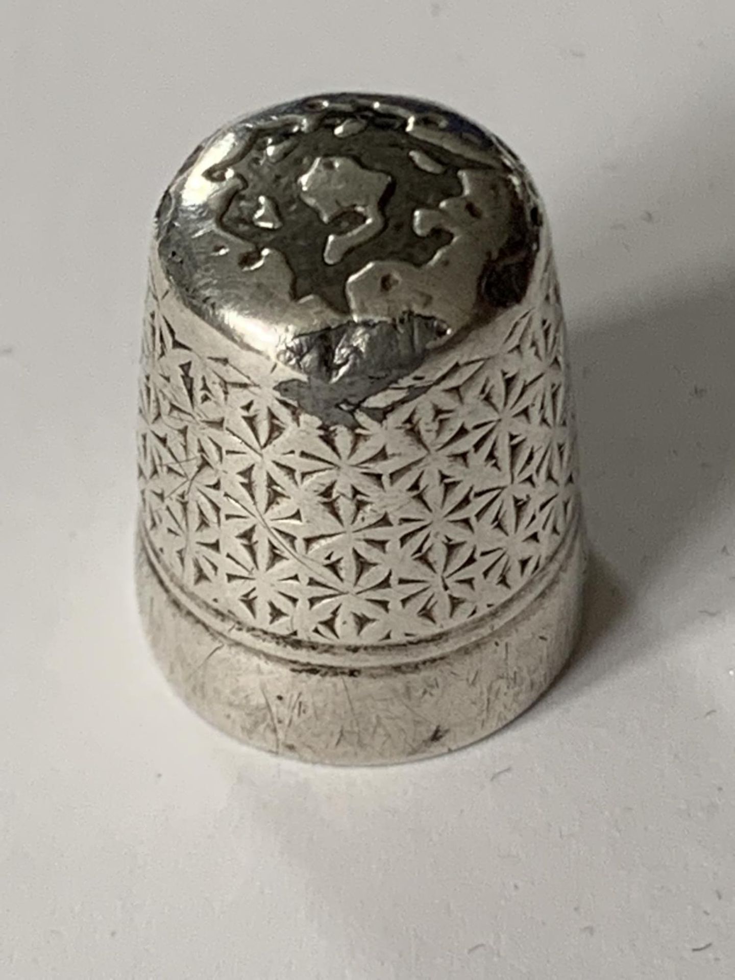 A CHARLES HORNER DORCAS SILVER THIMBLE