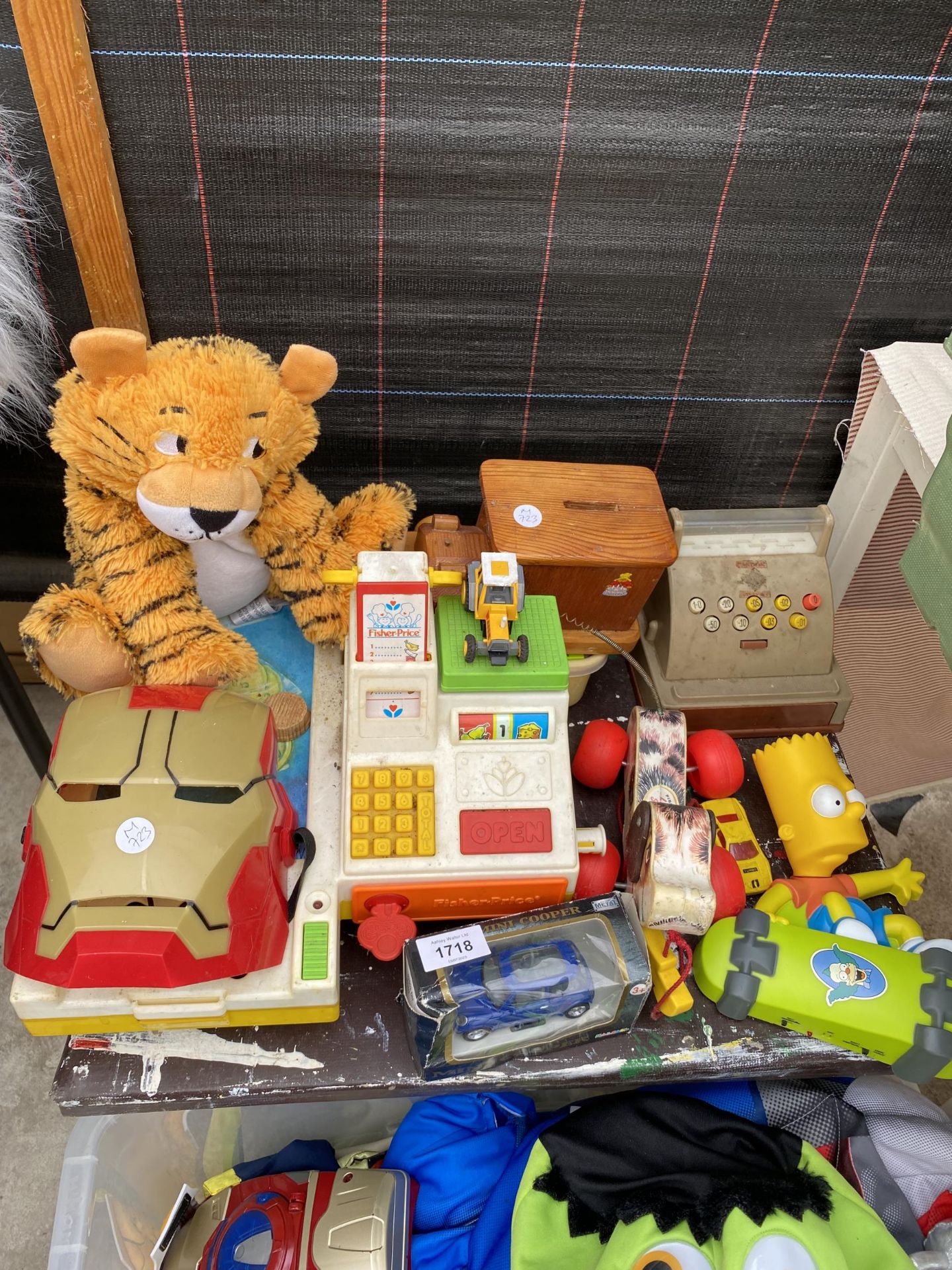AN ASSORTMENT OF CHILDRENS TOYS TO INCLUDE COSTUMES AND VEHICLES ETC - Image 2 of 5