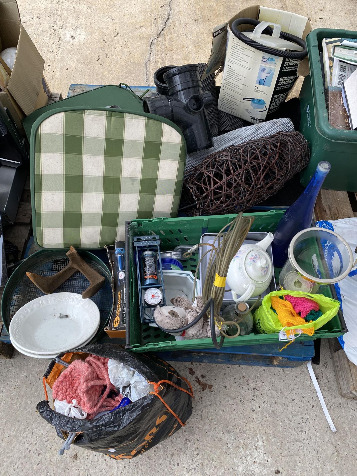 AN ASSORTMENT OF HOUSEHOLD CLEARANCE ITEMS TO INCLUDE FOOT PUMPS AND COBBLERS LAST ETC